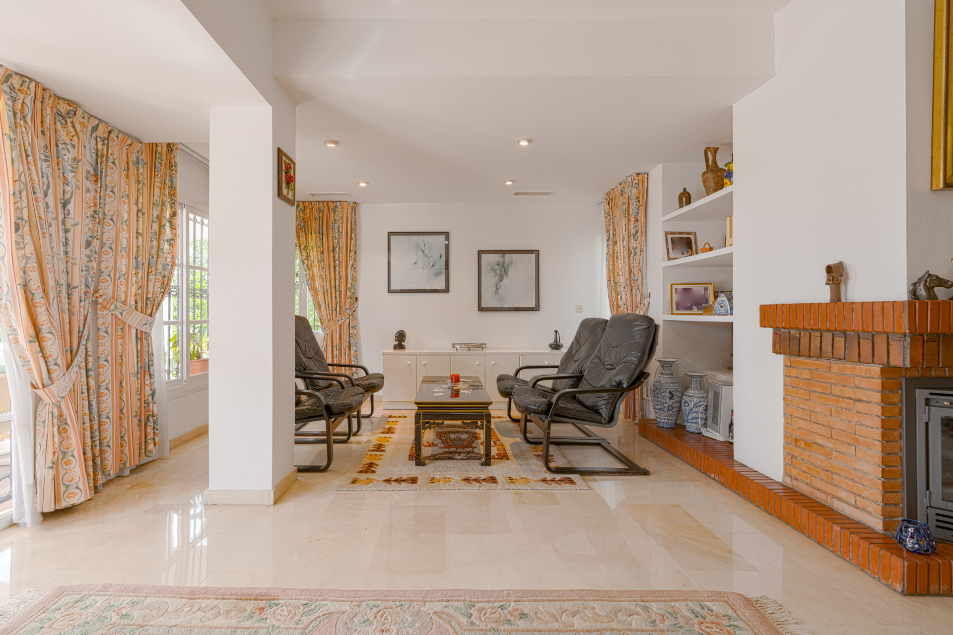 Exclusiva villa de lujo en Valdeolletas, Marbella, con espectaculares vistas al mar y a La Concha. Ubicada en doble parcela de más de 990 m², ofrece 6 dormitorios, 3 baños, piscina privada, amplias terrazas.