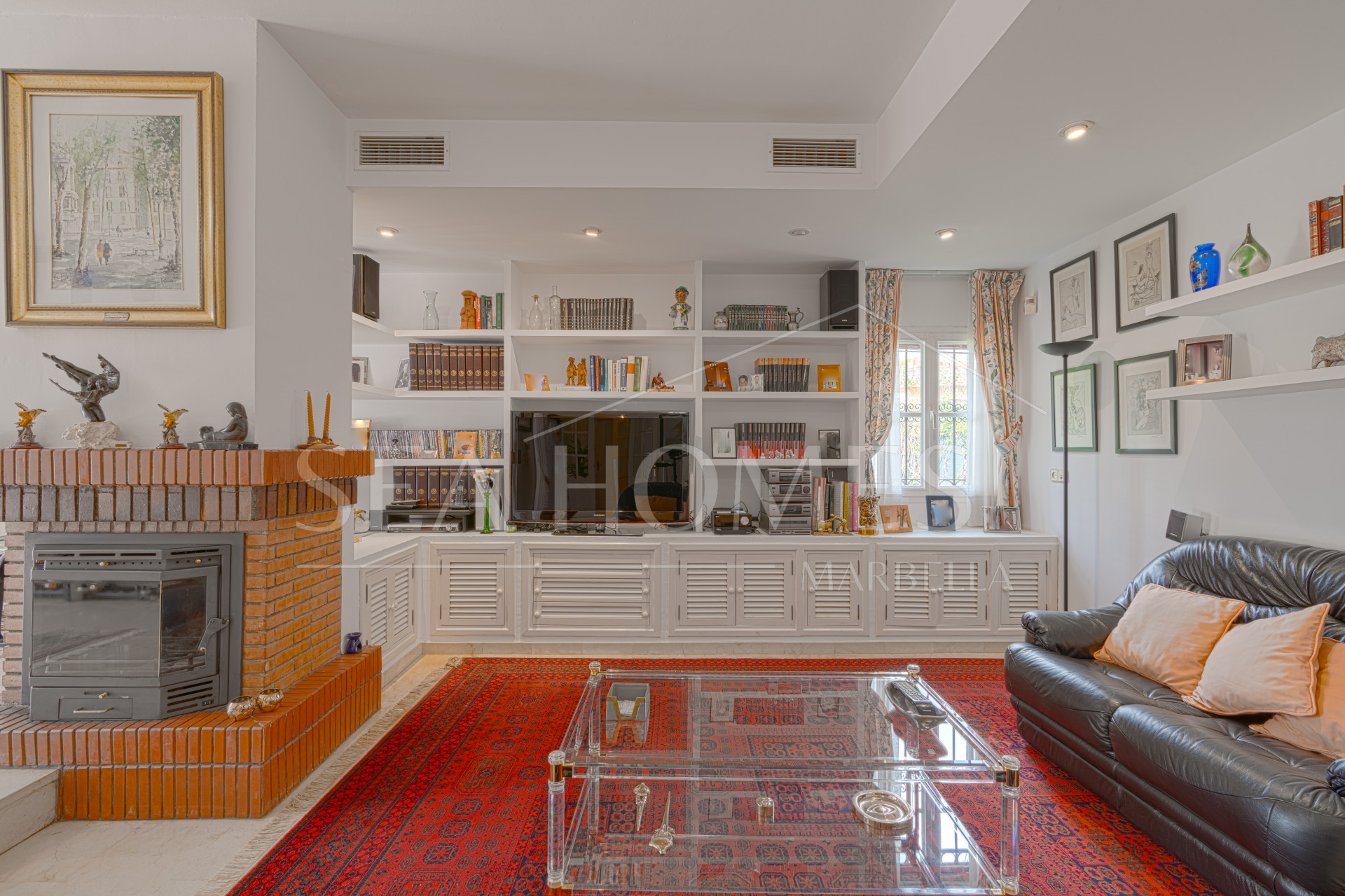 Exclusive luxury villa in Valdeolletas, Marbella, with stunning views of the sea and La Concha mountain. Set on a double plot of over 990 m², it features 6 bedrooms, 3 bathrooms, a private pool.