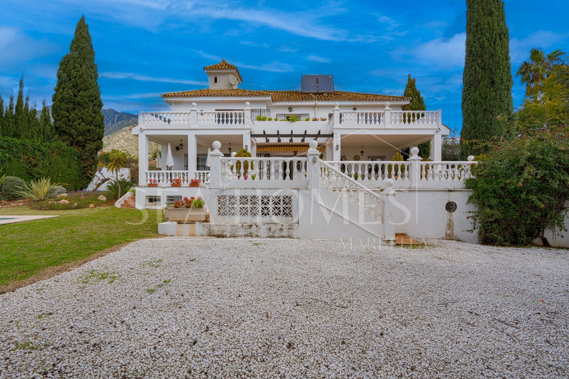 Exclusive luxury villa in Valdeolletas, Marbella, with stunning views of the sea and La Concha mountain. Set on a double plot of over 990 m², it features 6 bedrooms, 3 bathrooms, a private pool.