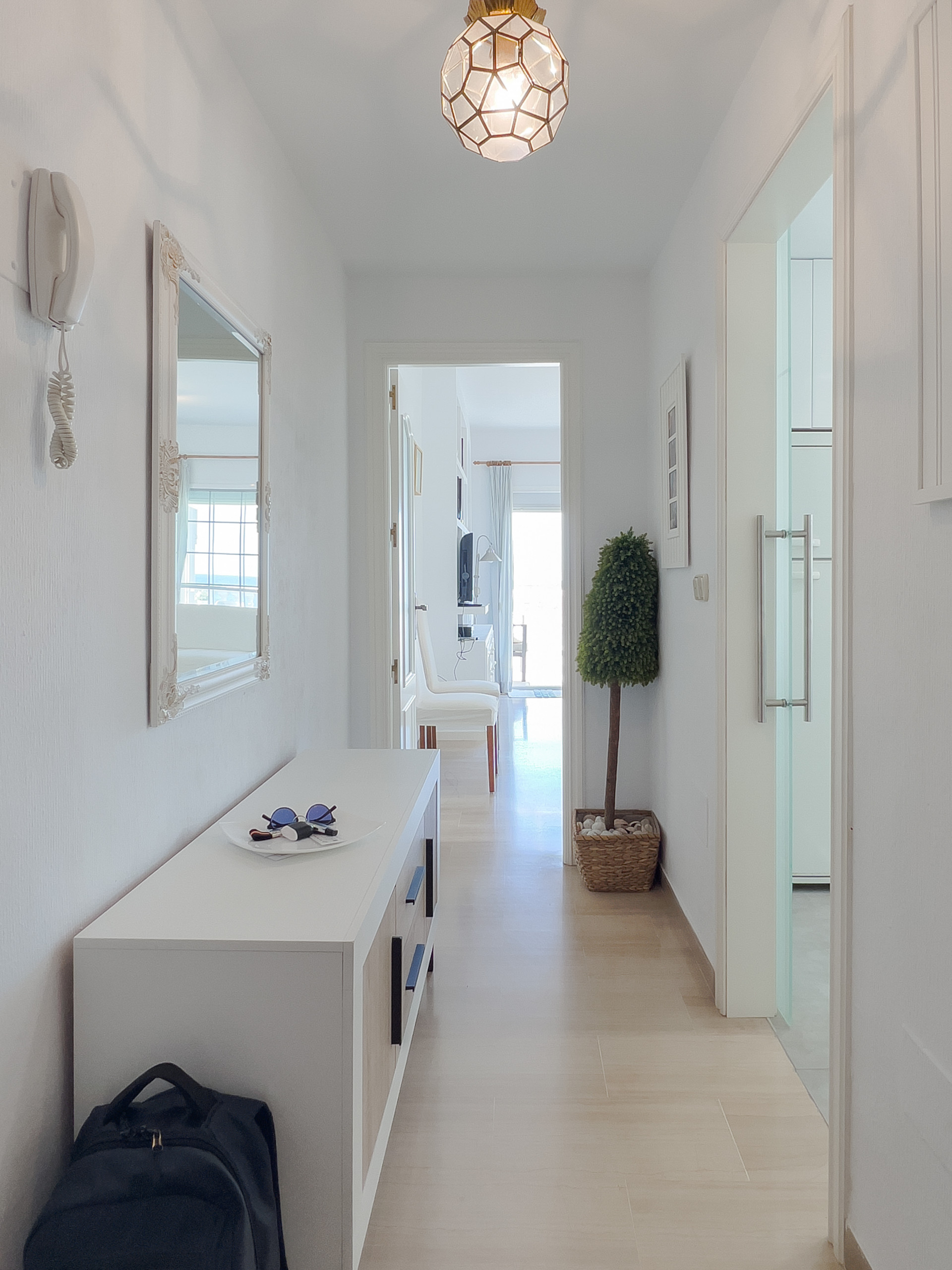 Discover this bright beachfront apartment on the Costa del Sol. Located in a gated community, this home offers three bedrooms, two full bathrooms, and a modern kitchen integrated into the living room. Enjoy incredible sea views.