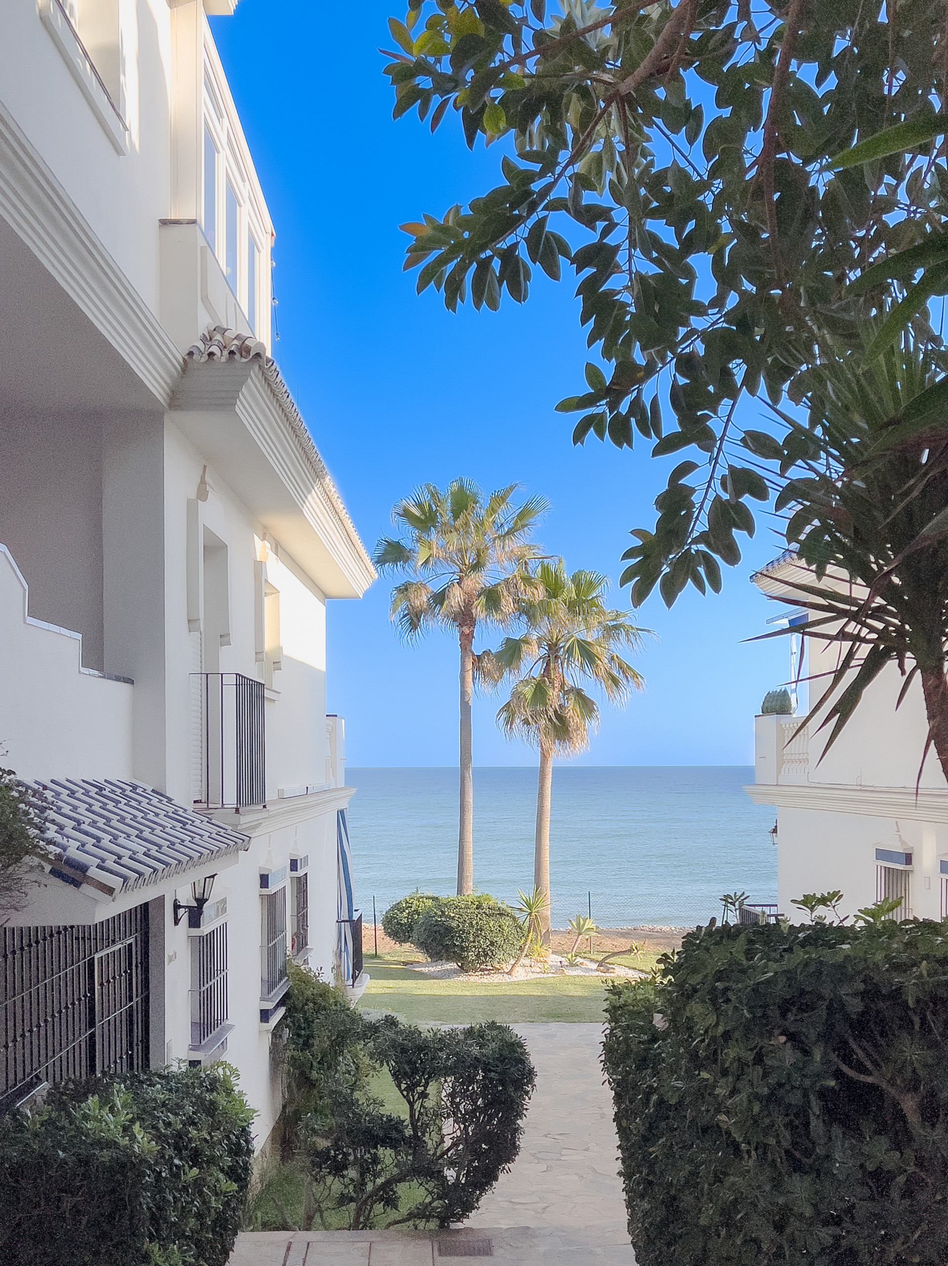 Discover this bright beachfront apartment on the Costa del Sol. Located in a gated community, this home offers three bedrooms, two full bathrooms, and a modern kitchen integrated into the living room. Enjoy incredible sea views.