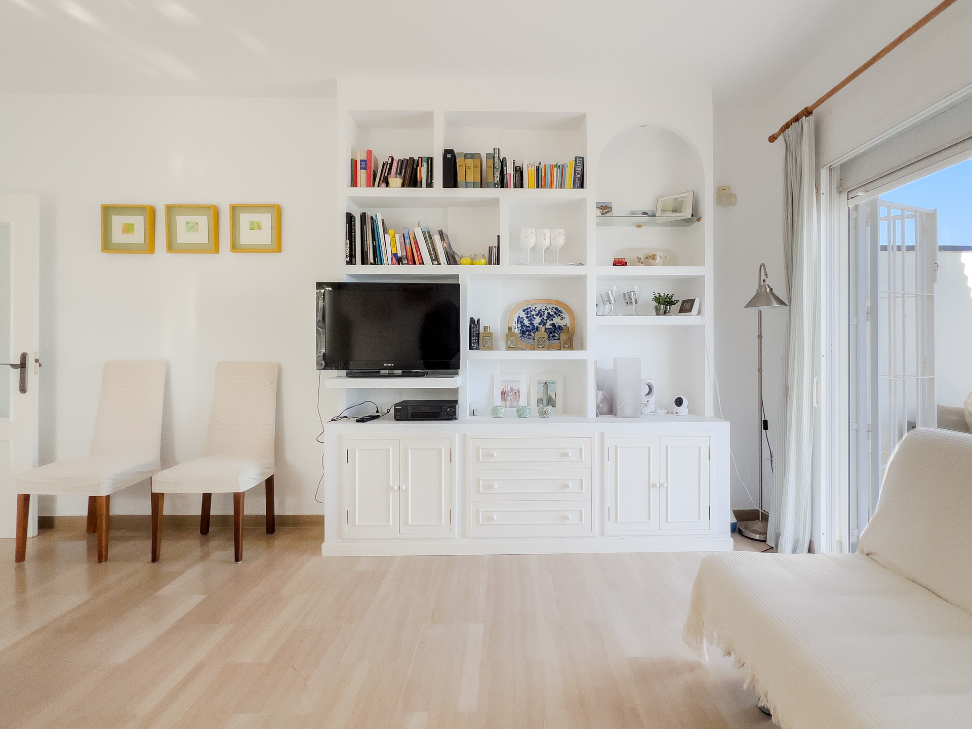 Discover this bright beachfront apartment on the Costa del Sol. Located in a gated community, this home offers three bedrooms, two full bathrooms, and a modern kitchen integrated into the living room. Enjoy incredible sea views.
