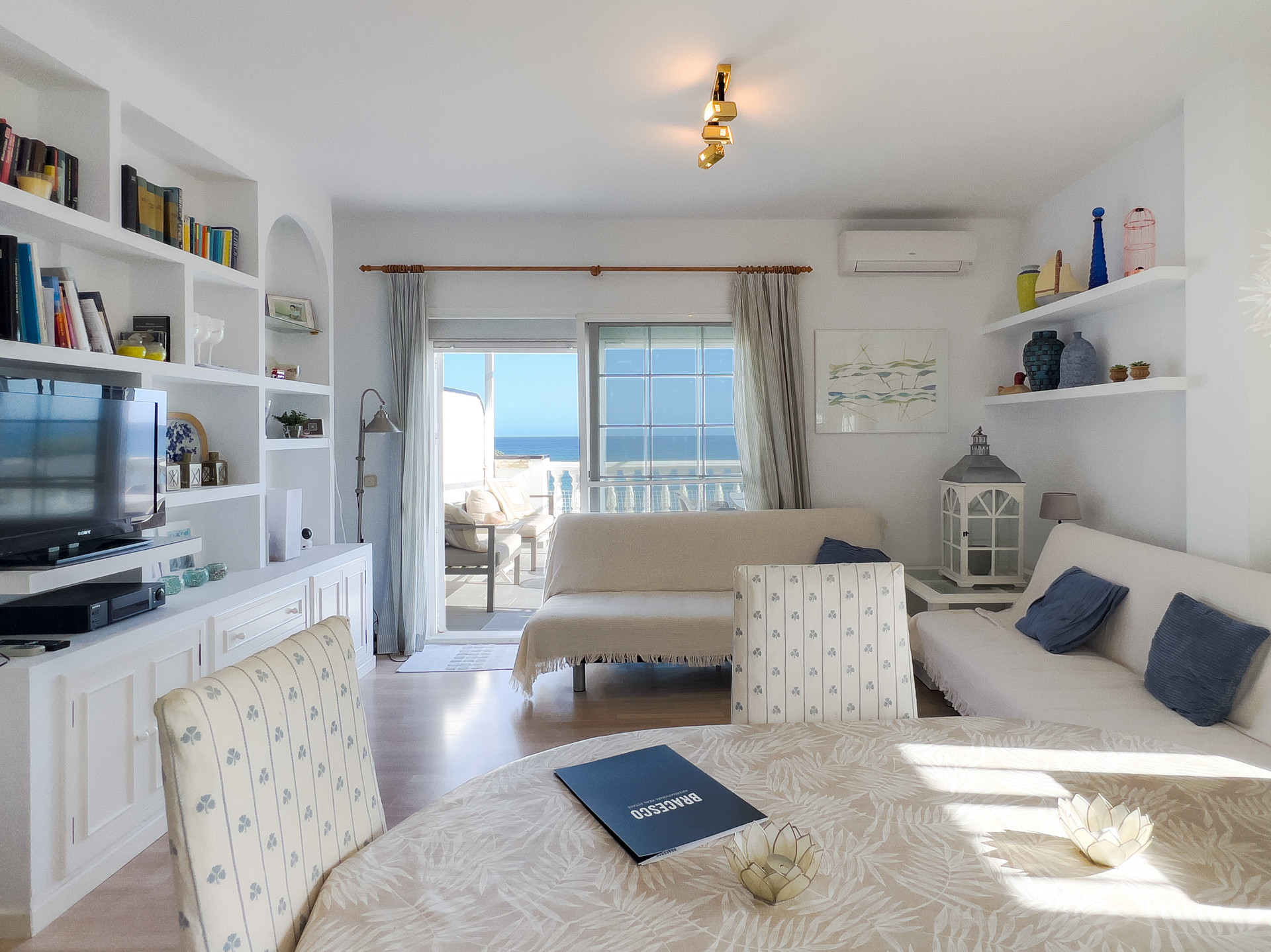 Discover this bright beachfront apartment on the Costa del Sol. Located in a gated community, this home offers three bedrooms, two full bathrooms, and a modern kitchen integrated into the living room. Enjoy incredible sea views.