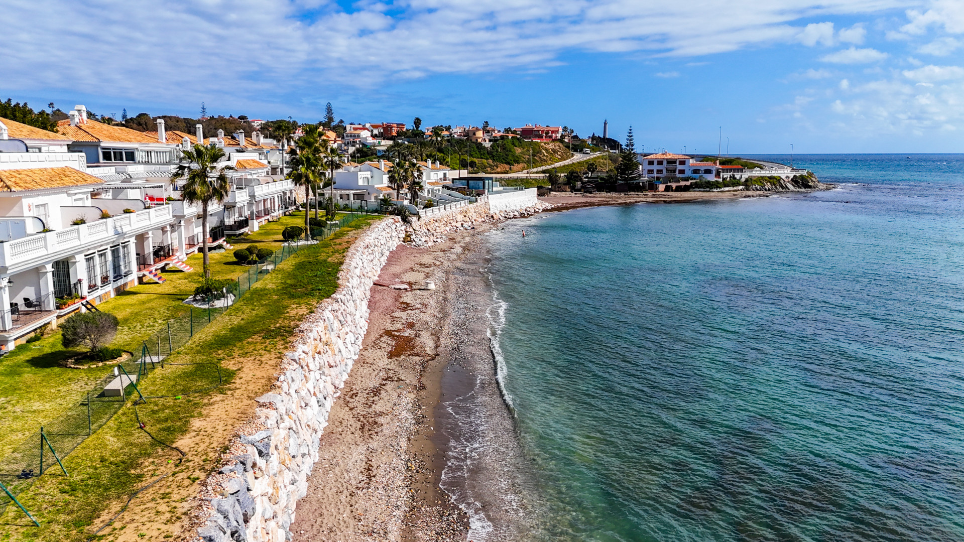 Discover this bright beachfront apartment on the Costa del Sol. Located in a gated community, this home offers three bedrooms, two full bathrooms, and a modern kitchen integrated into the living room. Enjoy incredible sea views.