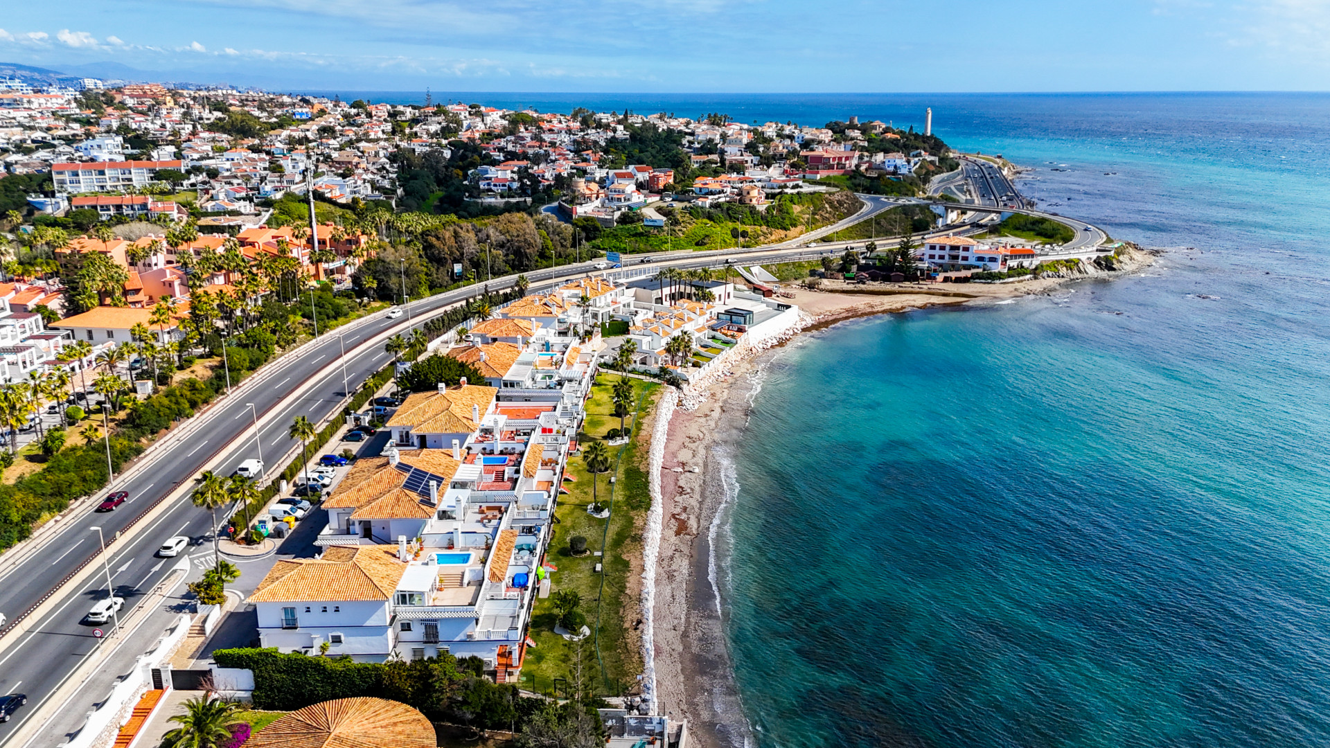 Discover this bright beachfront apartment on the Costa del Sol. Located in a gated community, this home offers three bedrooms, two full bathrooms, and a modern kitchen integrated into the living room. Enjoy incredible sea views.