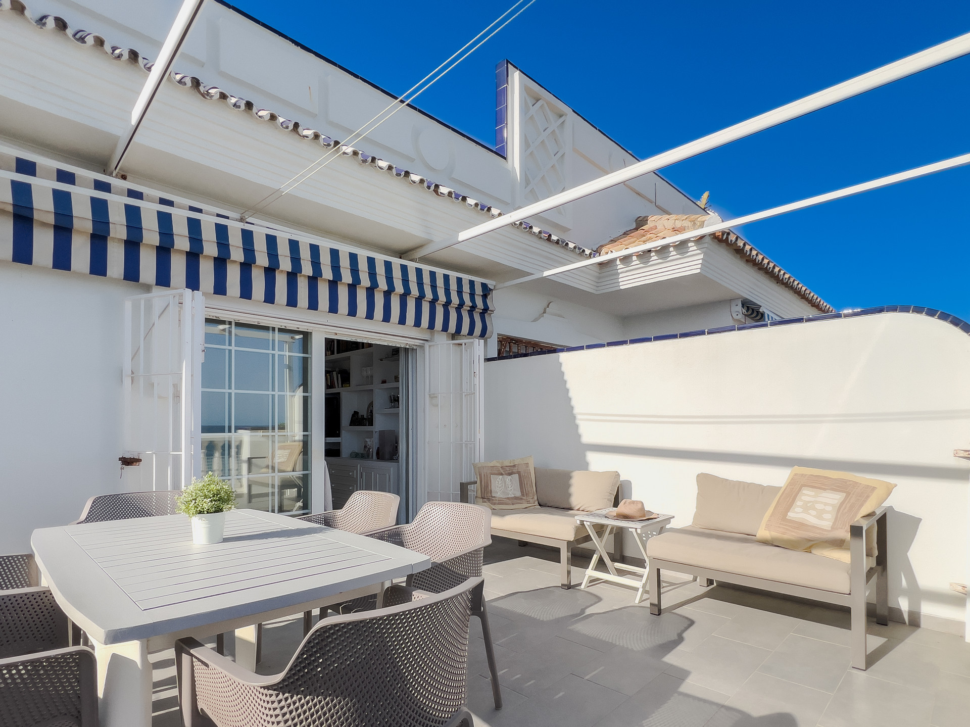 Discover this bright beachfront apartment on the Costa del Sol. Located in a gated community, this home offers three bedrooms, two full bathrooms, and a modern kitchen integrated into the living room. Enjoy incredible sea views.