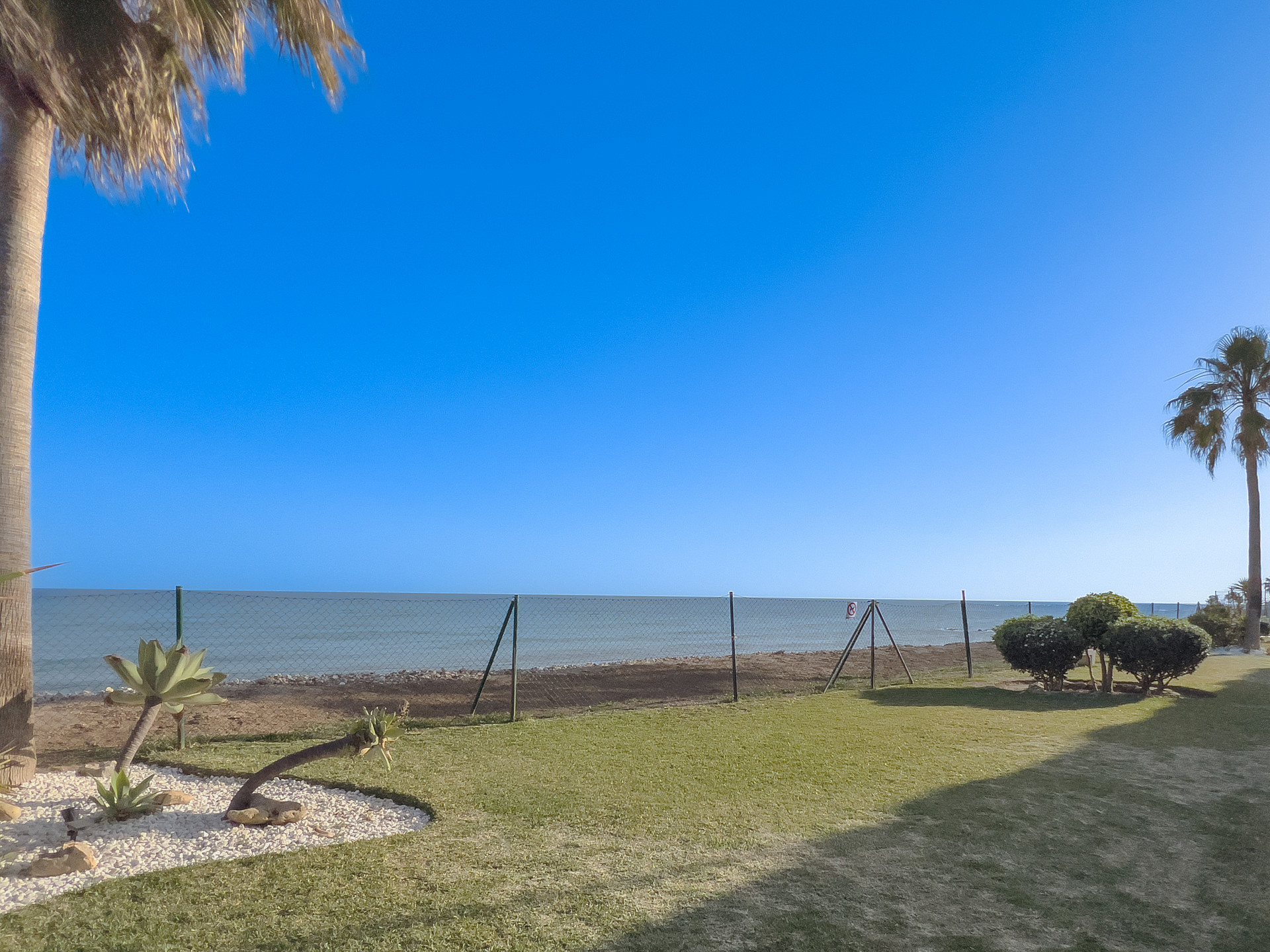 Discover this bright beachfront apartment on the Costa del Sol. Located in a gated community, this home offers three bedrooms, two full bathrooms, and a modern kitchen integrated into the living room. Enjoy incredible sea views.