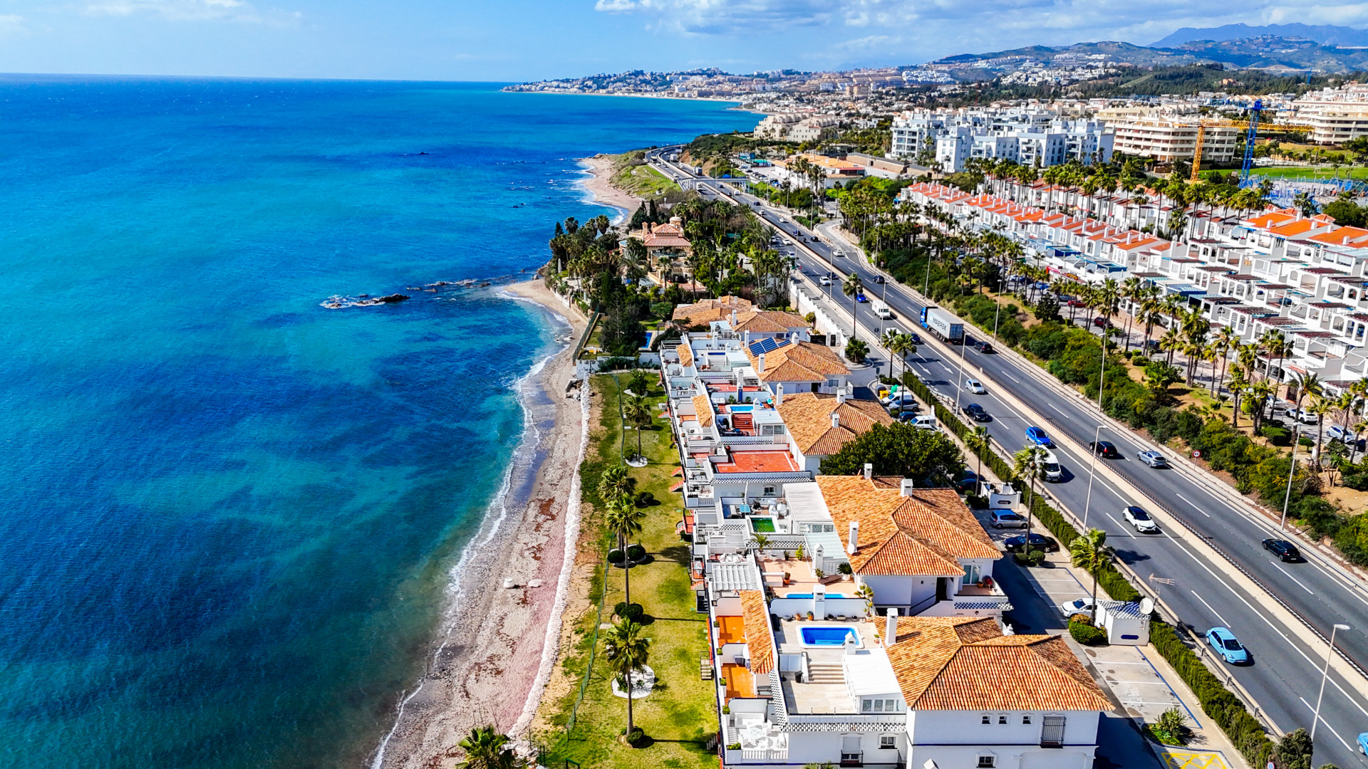 Discover this bright beachfront apartment on the Costa del Sol. Located in a gated community, this home offers three bedrooms, two full bathrooms, and a modern kitchen integrated into the living room. Enjoy incredible sea views.