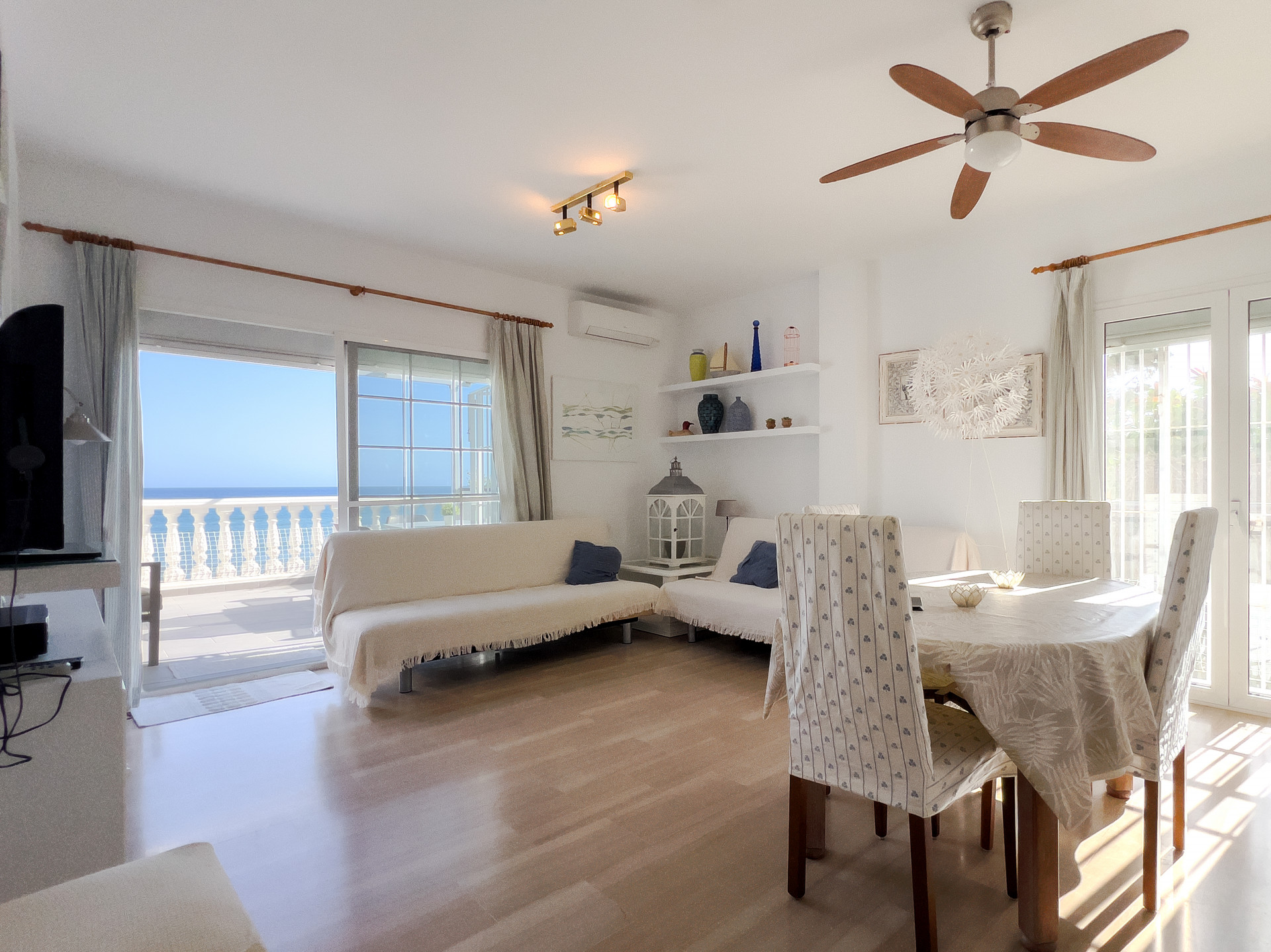 Discover this bright beachfront apartment on the Costa del Sol. Located in a gated community, this home offers three bedrooms, two full bathrooms, and a modern kitchen integrated into the living room. Enjoy incredible sea views.