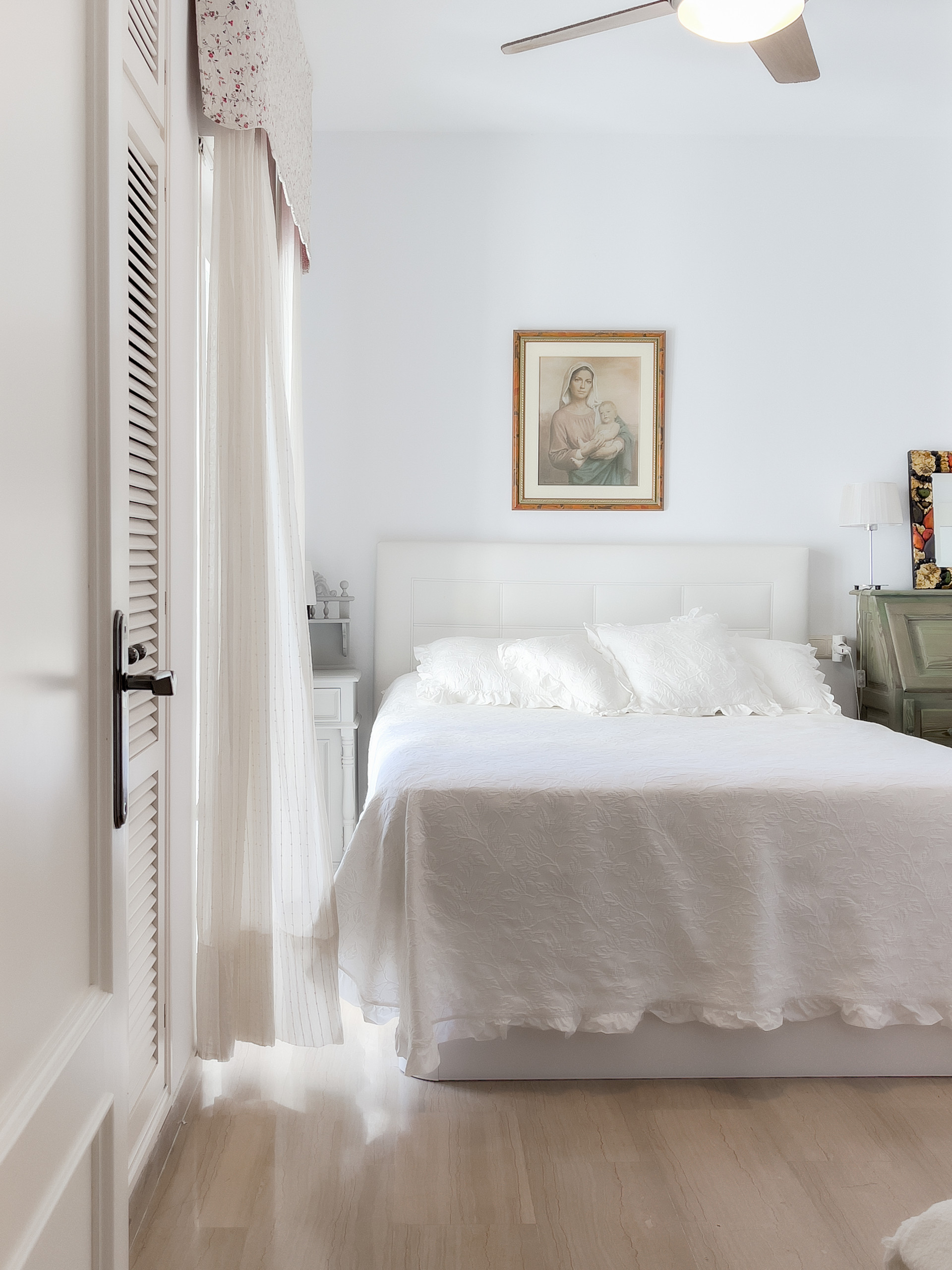 Discover this bright beachfront apartment on the Costa del Sol. Located in a gated community, this home offers three bedrooms, two full bathrooms, and a modern kitchen integrated into the living room. Enjoy incredible sea views.