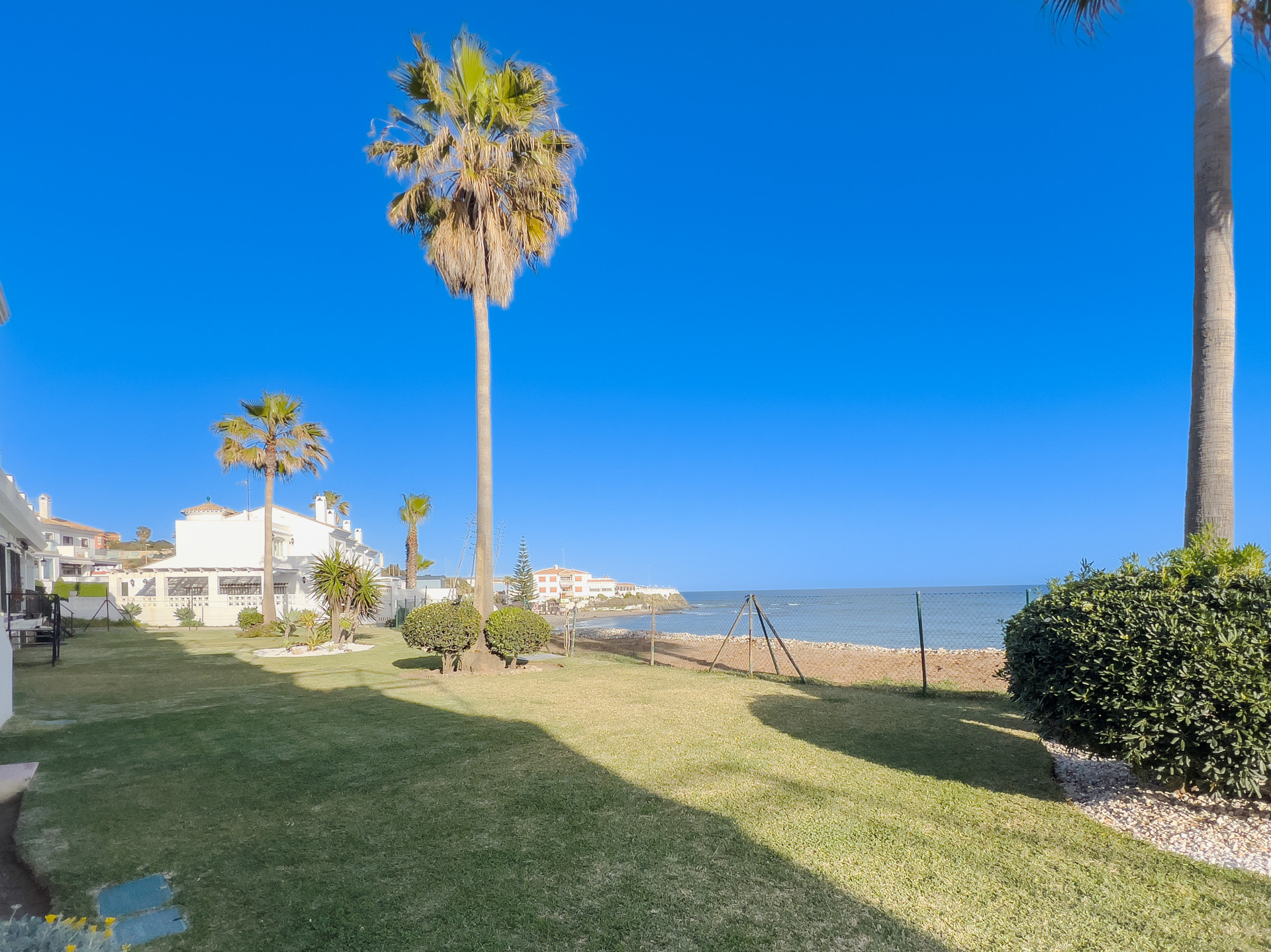 Discover this bright beachfront apartment on the Costa del Sol. Located in a gated community, this home offers three bedrooms, two full bathrooms, and a modern kitchen integrated into the living room. Enjoy incredible sea views.