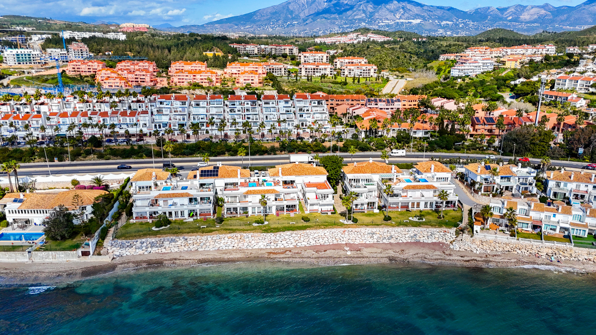 Discover this bright beachfront apartment on the Costa del Sol. Located in a gated community, this home offers three bedrooms, two full bathrooms, and a modern kitchen integrated into the living room. Enjoy incredible sea views.