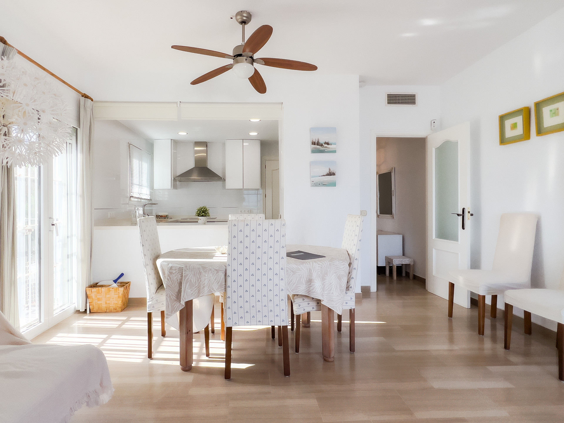 Discover this bright beachfront apartment on the Costa del Sol. Located in a gated community, this home offers three bedrooms, two full bathrooms, and a modern kitchen integrated into the living room. Enjoy incredible sea views.