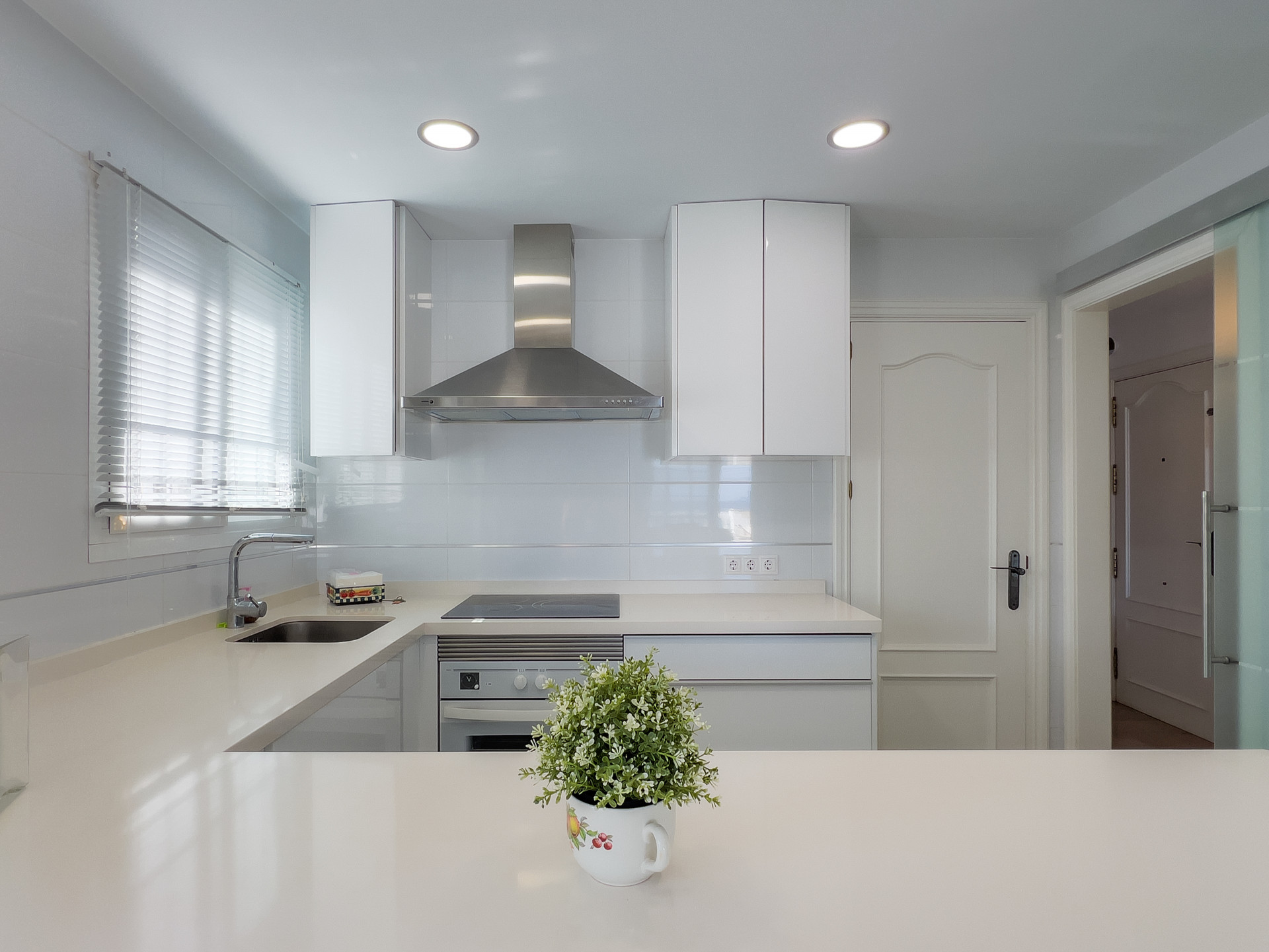 Discover this bright beachfront apartment on the Costa del Sol. Located in a gated community, this home offers three bedrooms, two full bathrooms, and a modern kitchen integrated into the living room. Enjoy incredible sea views.