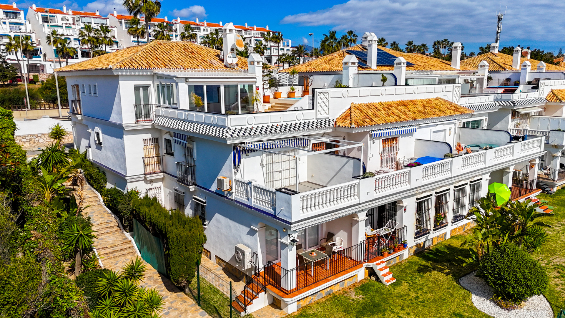 Discover this bright beachfront apartment on the Costa del Sol. Located in a gated community, this home offers three bedrooms, two full bathrooms, and a modern kitchen integrated into the living room. Enjoy incredible sea views.