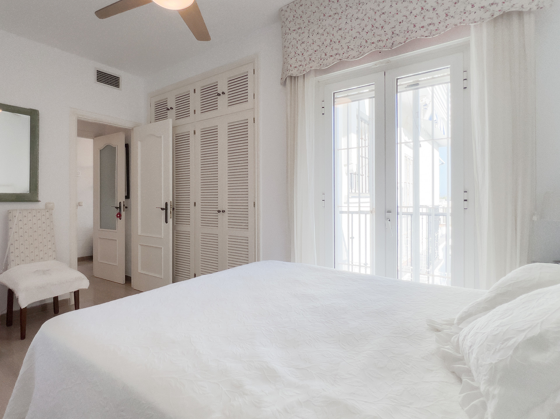 Discover this bright beachfront apartment on the Costa del Sol. Located in a gated community, this home offers three bedrooms, two full bathrooms, and a modern kitchen integrated into the living room. Enjoy incredible sea views.