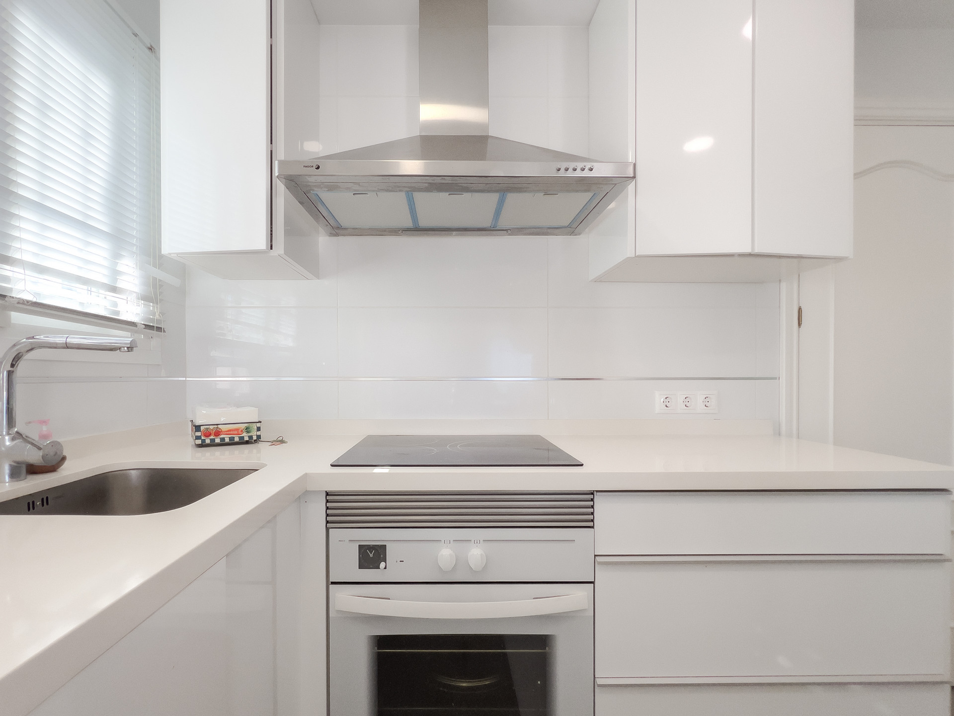 Discover this bright beachfront apartment on the Costa del Sol. Located in a gated community, this home offers three bedrooms, two full bathrooms, and a modern kitchen integrated into the living room. Enjoy incredible sea views.