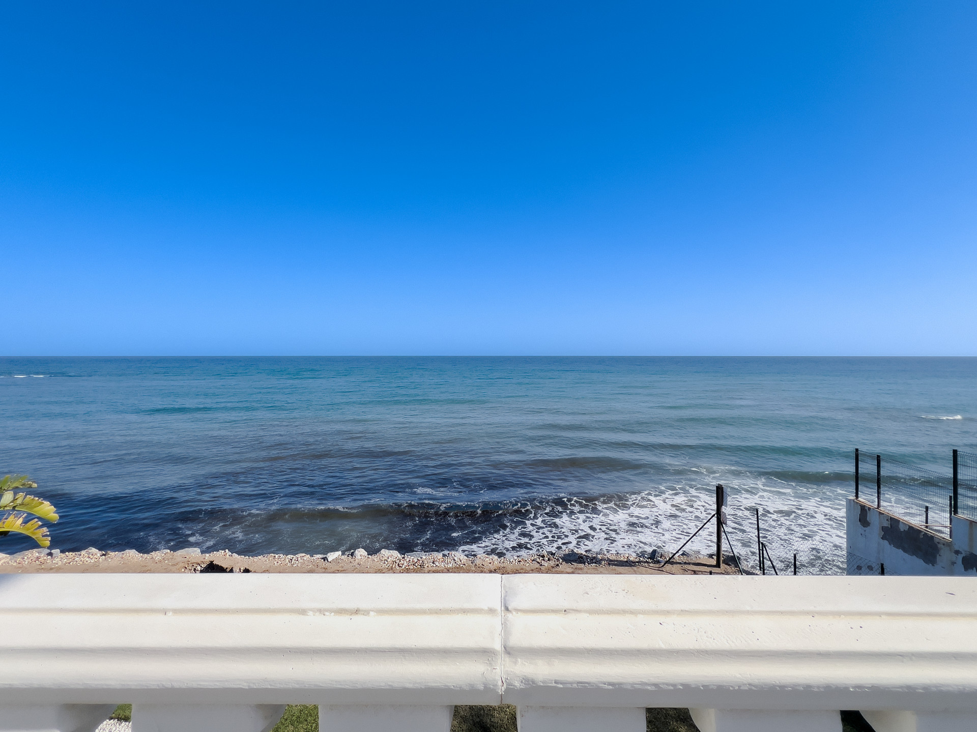 Discover this bright beachfront apartment on the Costa del Sol. Located in a gated community, this home offers three bedrooms, two full bathrooms, and a modern kitchen integrated into the living room. Enjoy incredible sea views.