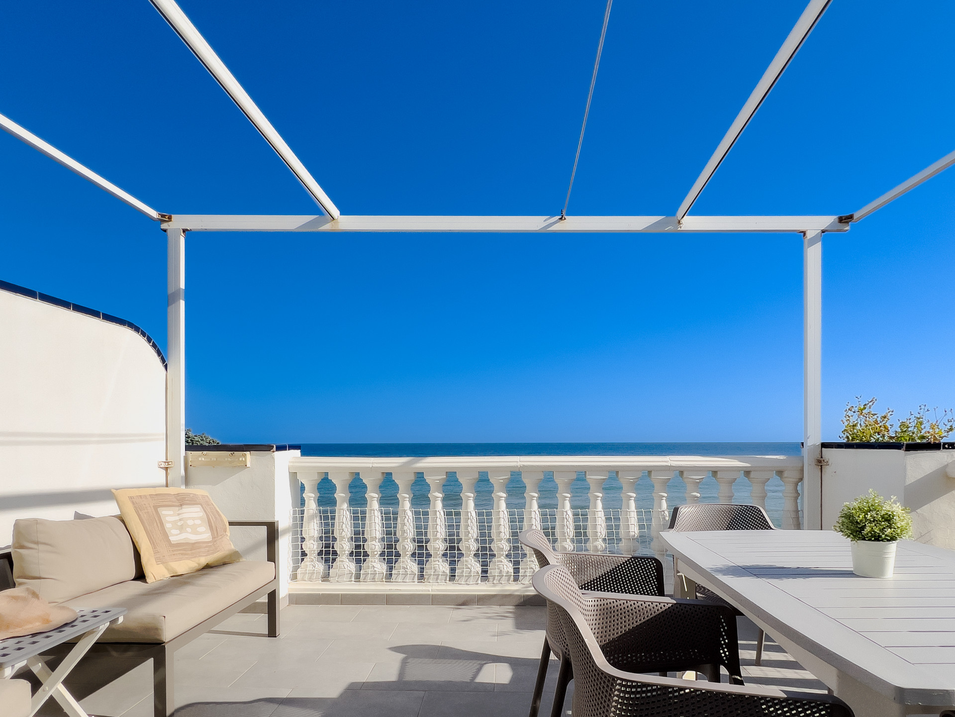 Discover this bright beachfront apartment on the Costa del Sol. Located in a gated community, this home offers three bedrooms, two full bathrooms, and a modern kitchen integrated into the living room. Enjoy incredible sea views.