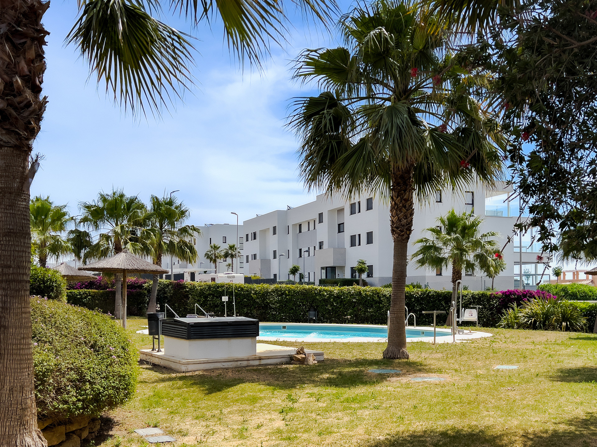 Spectacular penthouse in Golf Doña Julia with sea views, large solarium, terraces, swimming pools and gym. Close to the beach and services.