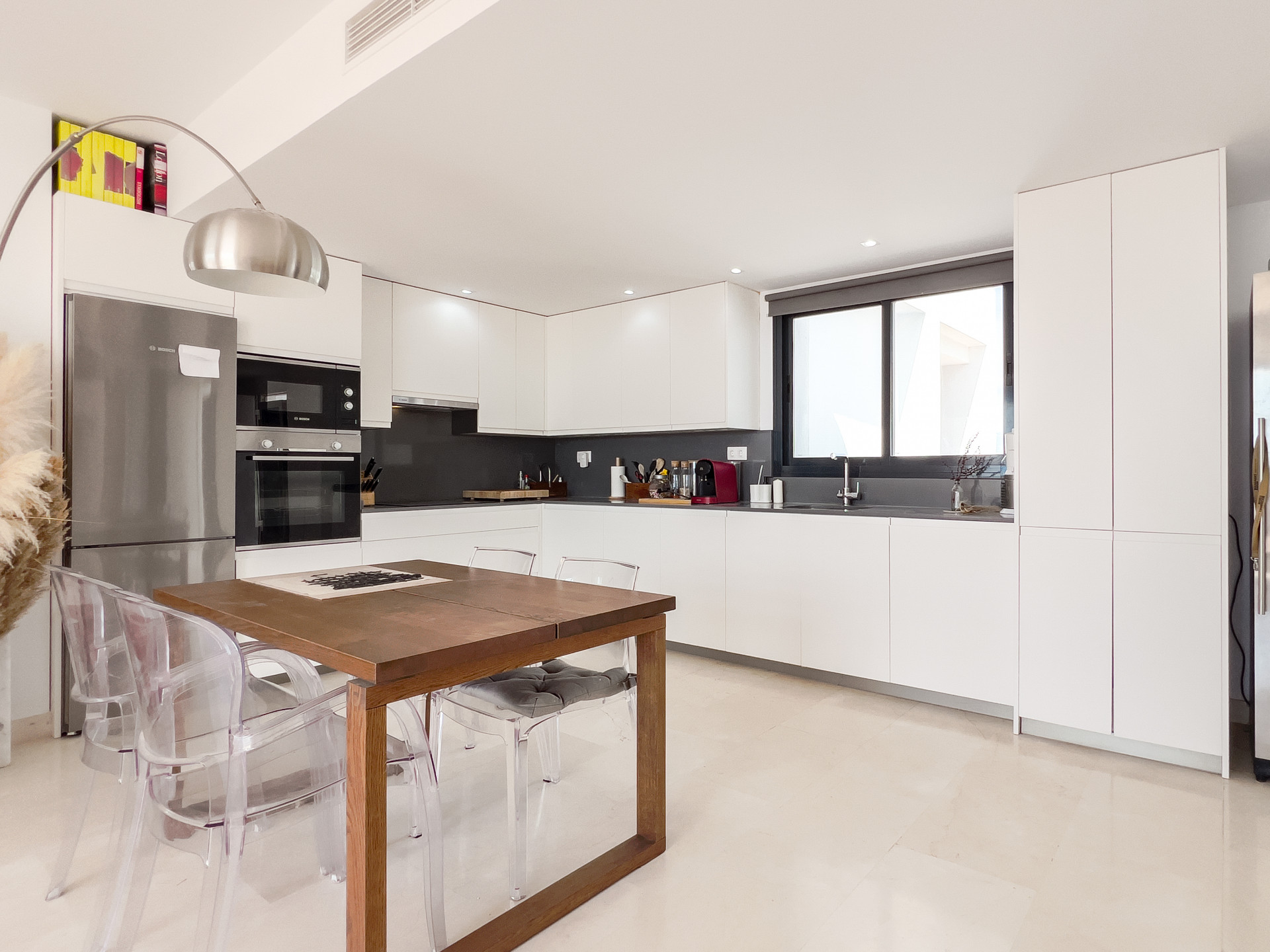 Spectacular penthouse in Golf Doña Julia with sea views, large solarium, terraces, swimming pools and gym. Close to the beach and services.