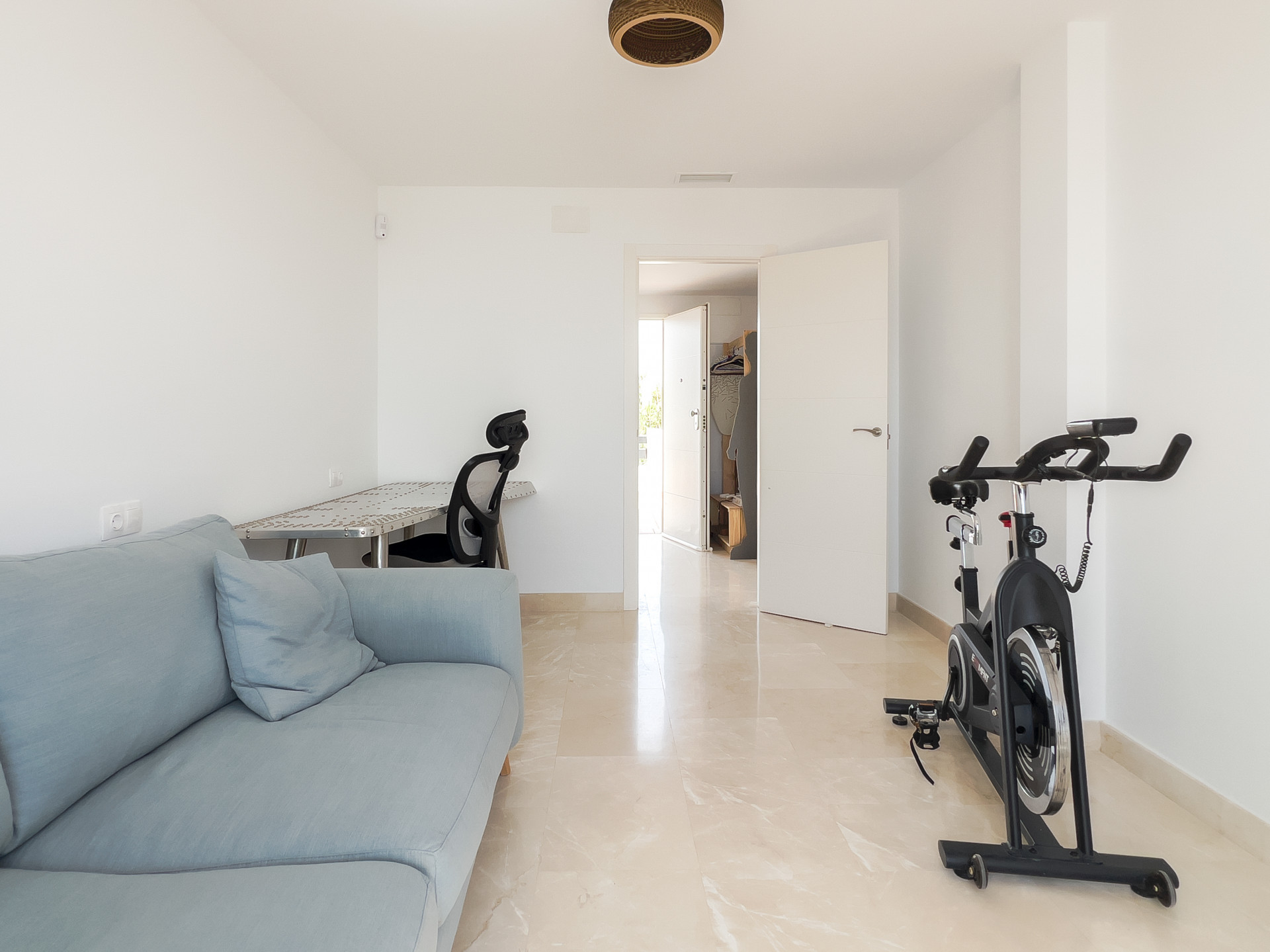 Spectacular penthouse in Golf Doña Julia with sea views, large solarium, terraces, swimming pools and gym. Close to the beach and services.