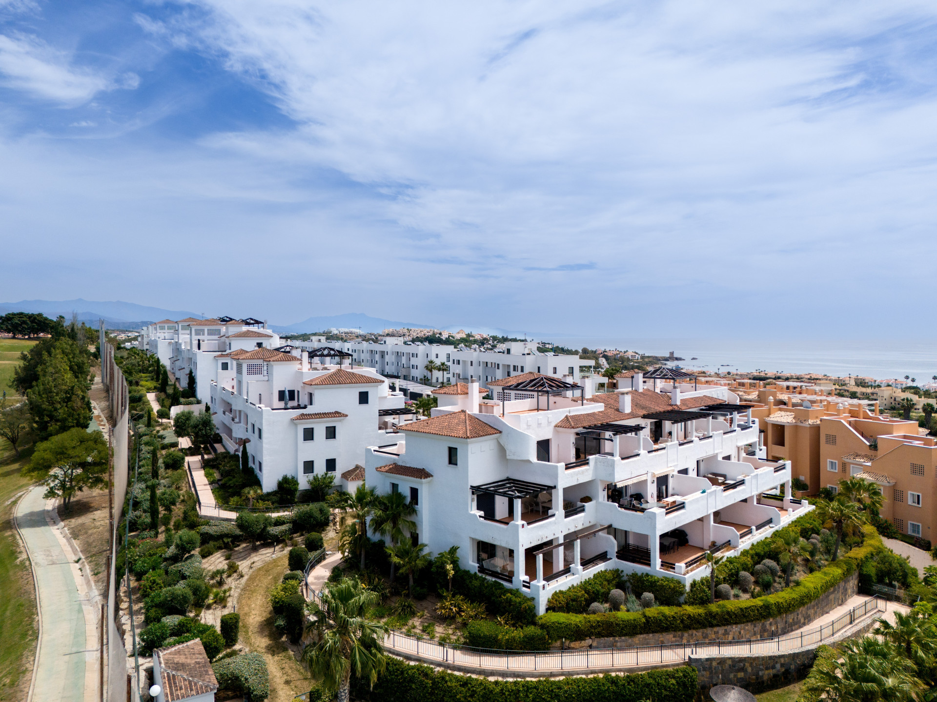 Spectacular penthouse in Golf Doña Julia with sea views, large solarium, terraces, swimming pools and gym. Close to the beach and services.