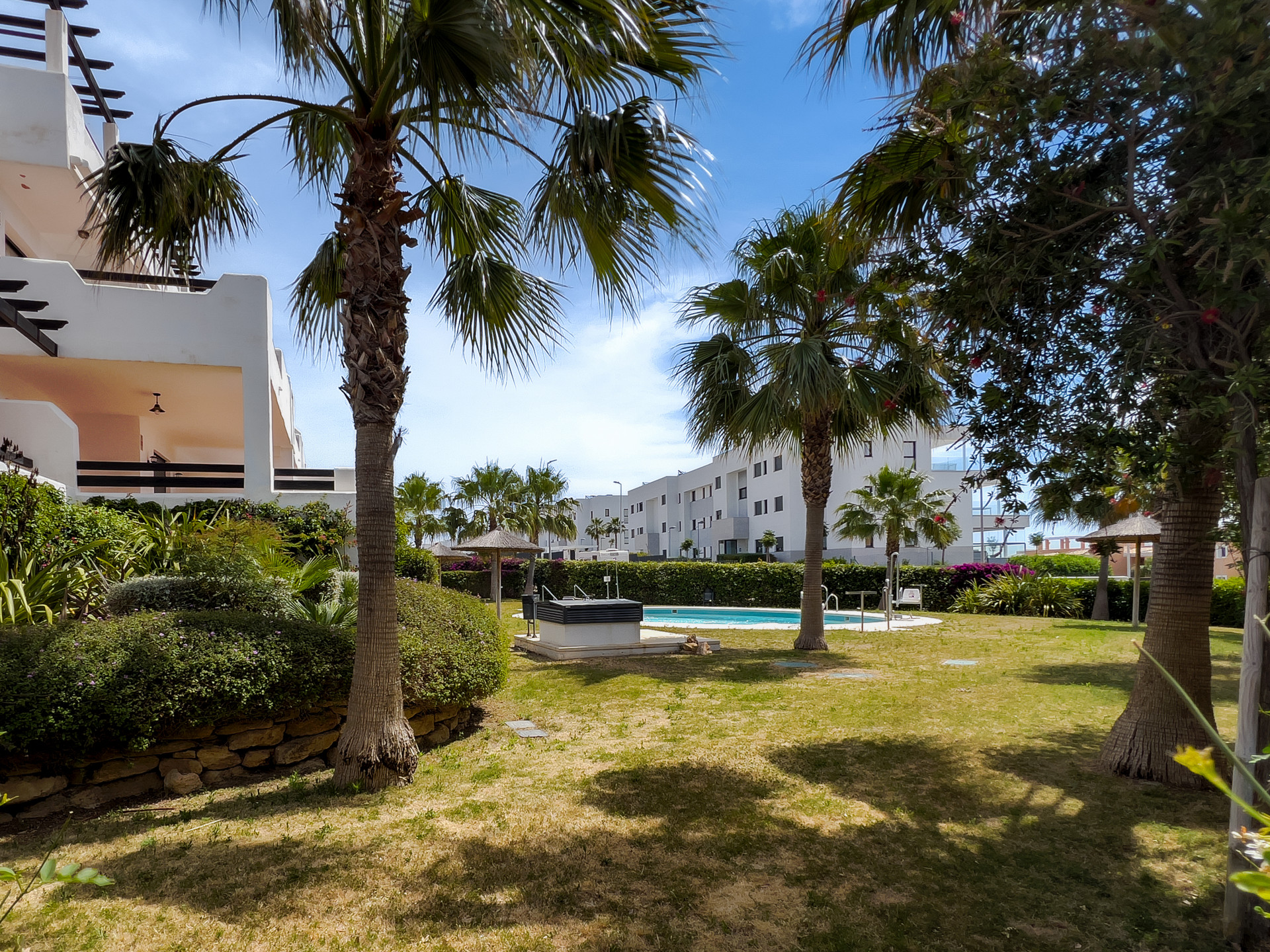 Spectacular penthouse in Golf Doña Julia with sea views, large solarium, terraces, swimming pools and gym. Close to the beach and services.