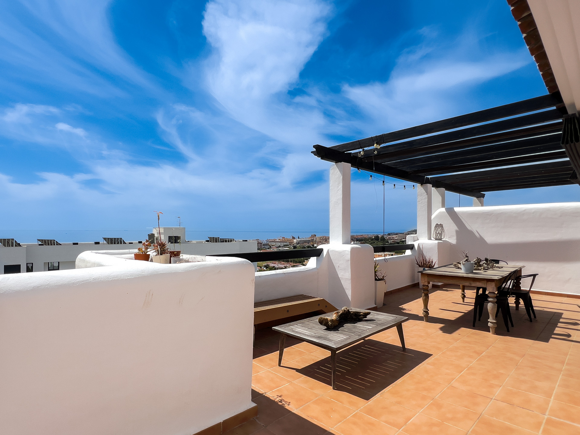 Spectacular penthouse in Golf Doña Julia with sea views, large solarium, terraces, swimming pools and gym. Close to the beach and services.