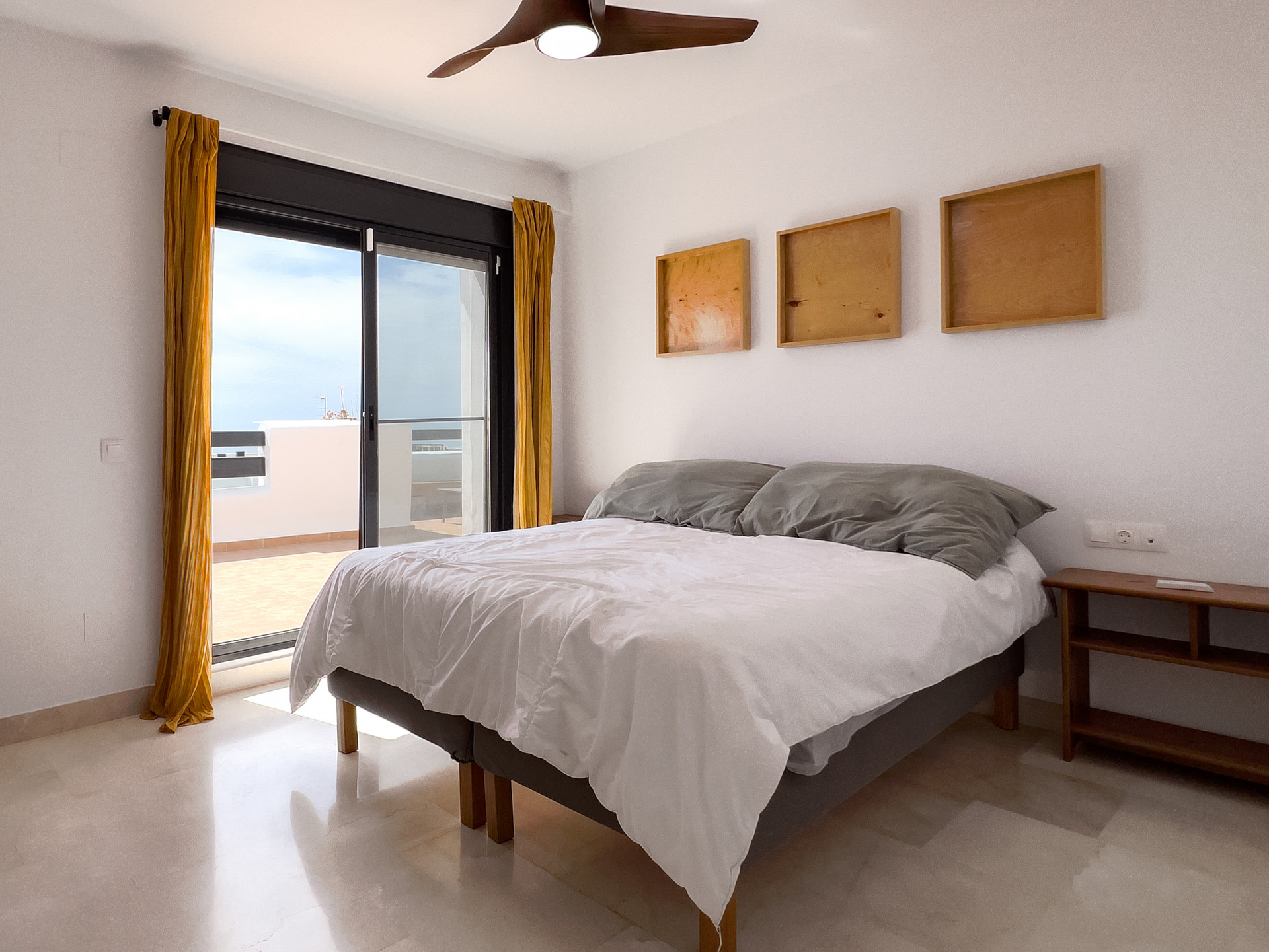Spectacular penthouse in Golf Doña Julia with sea views, large solarium, terraces, swimming pools and gym. Close to the beach and services.