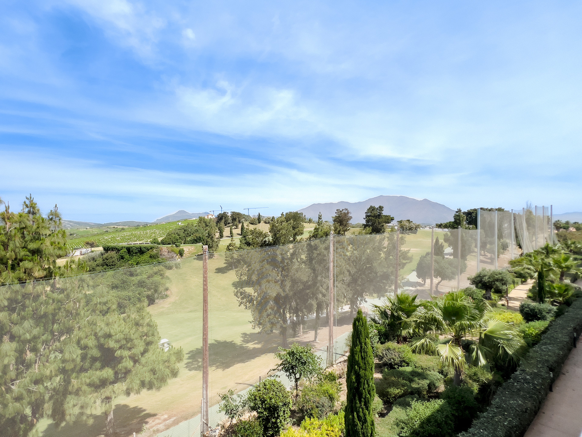 Spectacular penthouse in Golf Doña Julia with sea views, large solarium, terraces, swimming pools and gym. Close to the beach and services.