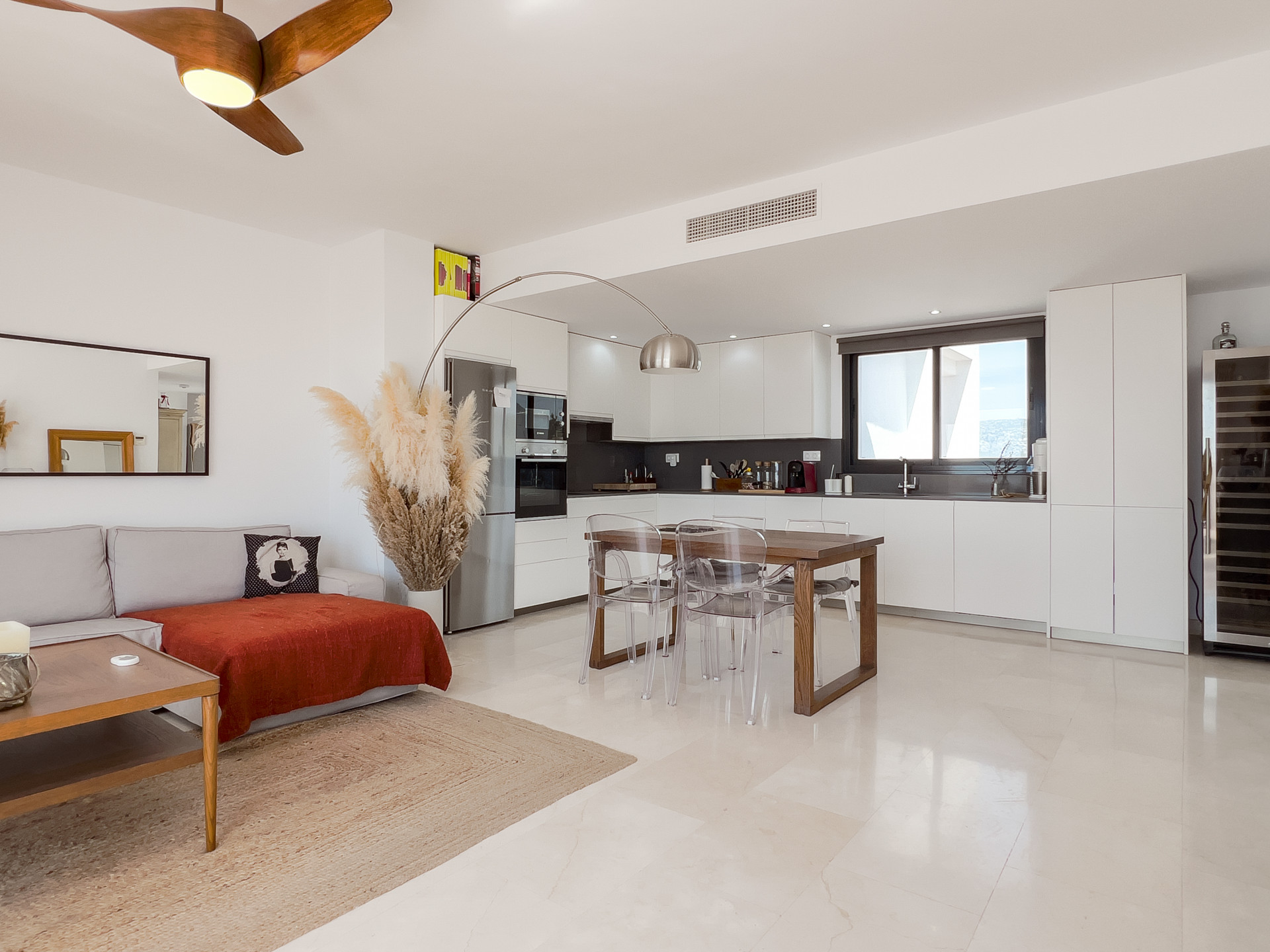 Spectacular penthouse in Golf Doña Julia with sea views, large solarium, terraces, swimming pools and gym. Close to the beach and services.