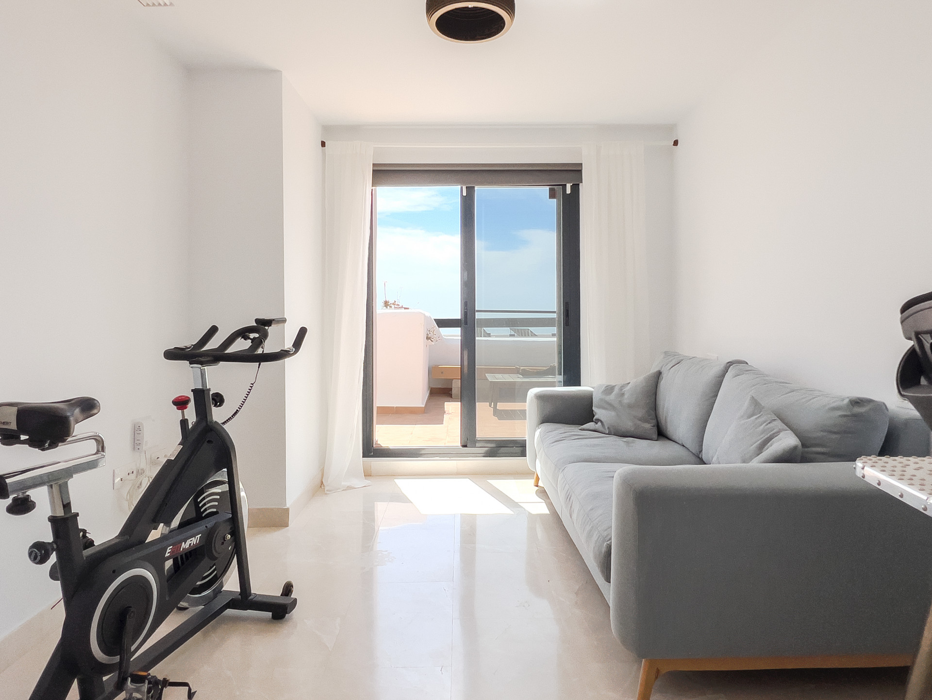 Spectacular penthouse in Golf Doña Julia with sea views, large solarium, terraces, swimming pools and gym. Close to the beach and services.