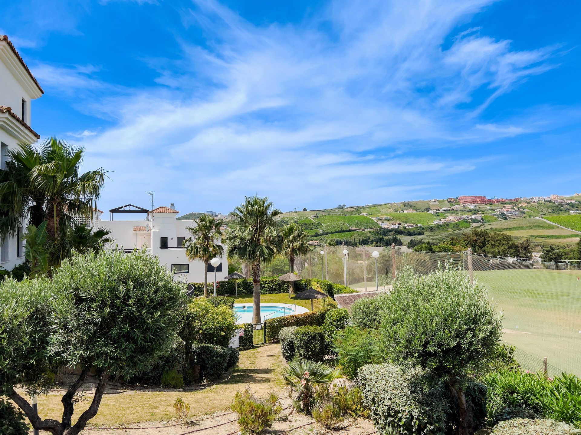 Spectacular penthouse in Golf Doña Julia with sea views, large solarium, terraces, swimming pools and gym. Close to the beach and services.