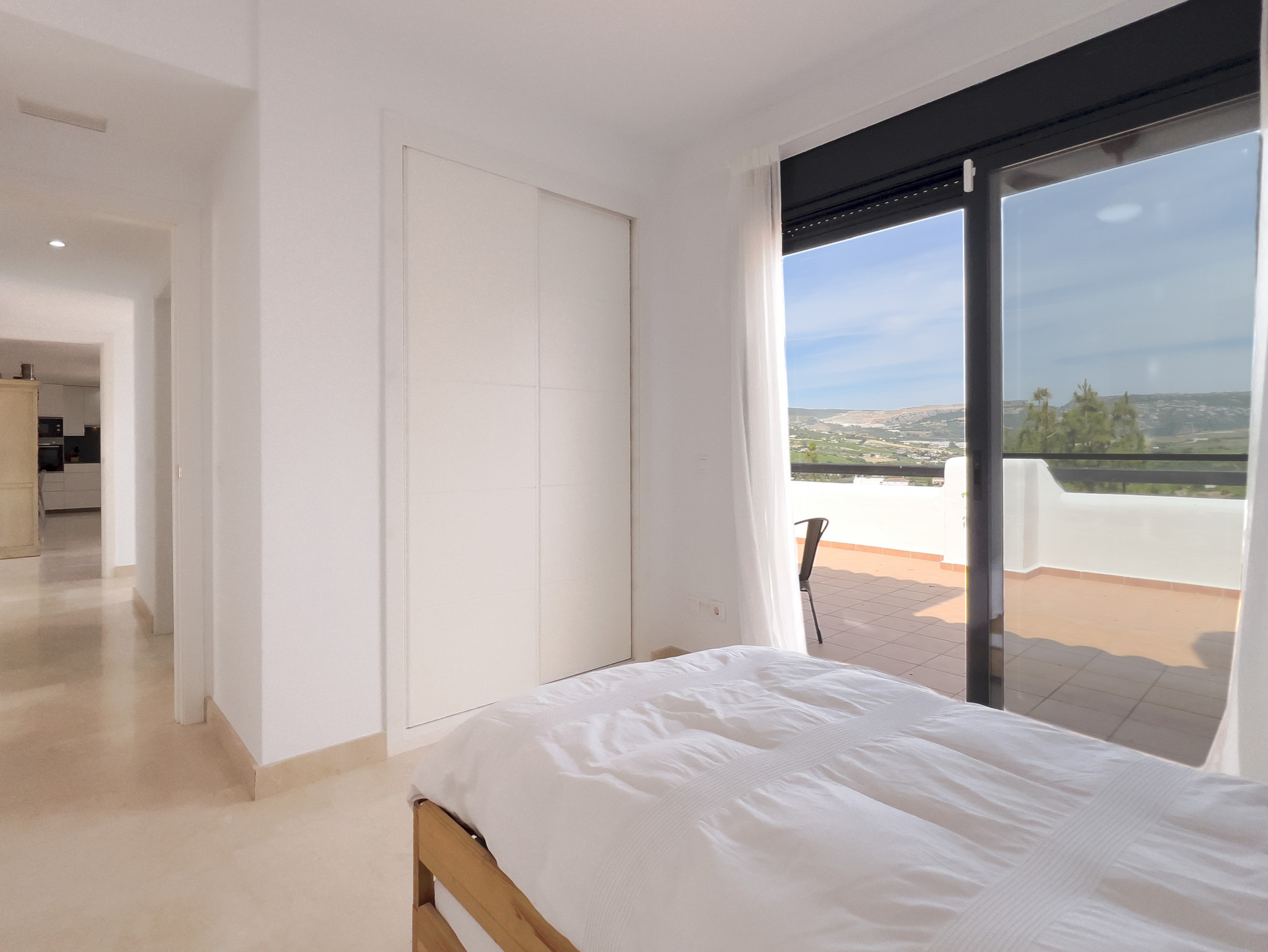 Spectacular penthouse in Golf Doña Julia with sea views, large solarium, terraces, swimming pools and gym. Close to the beach and services.