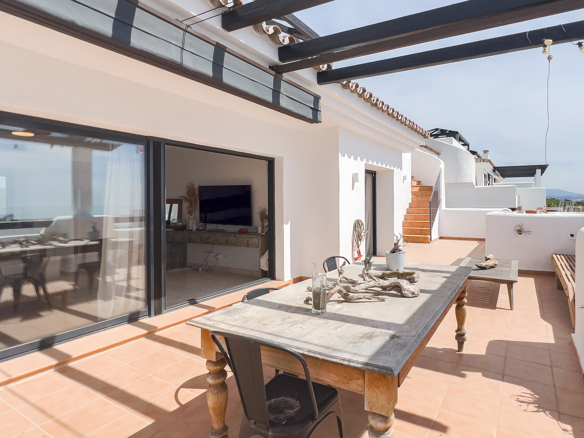 Spectacular penthouse in Golf Doña Julia with sea views, large solarium, terraces, swimming pools and gym. Close to the beach and services.