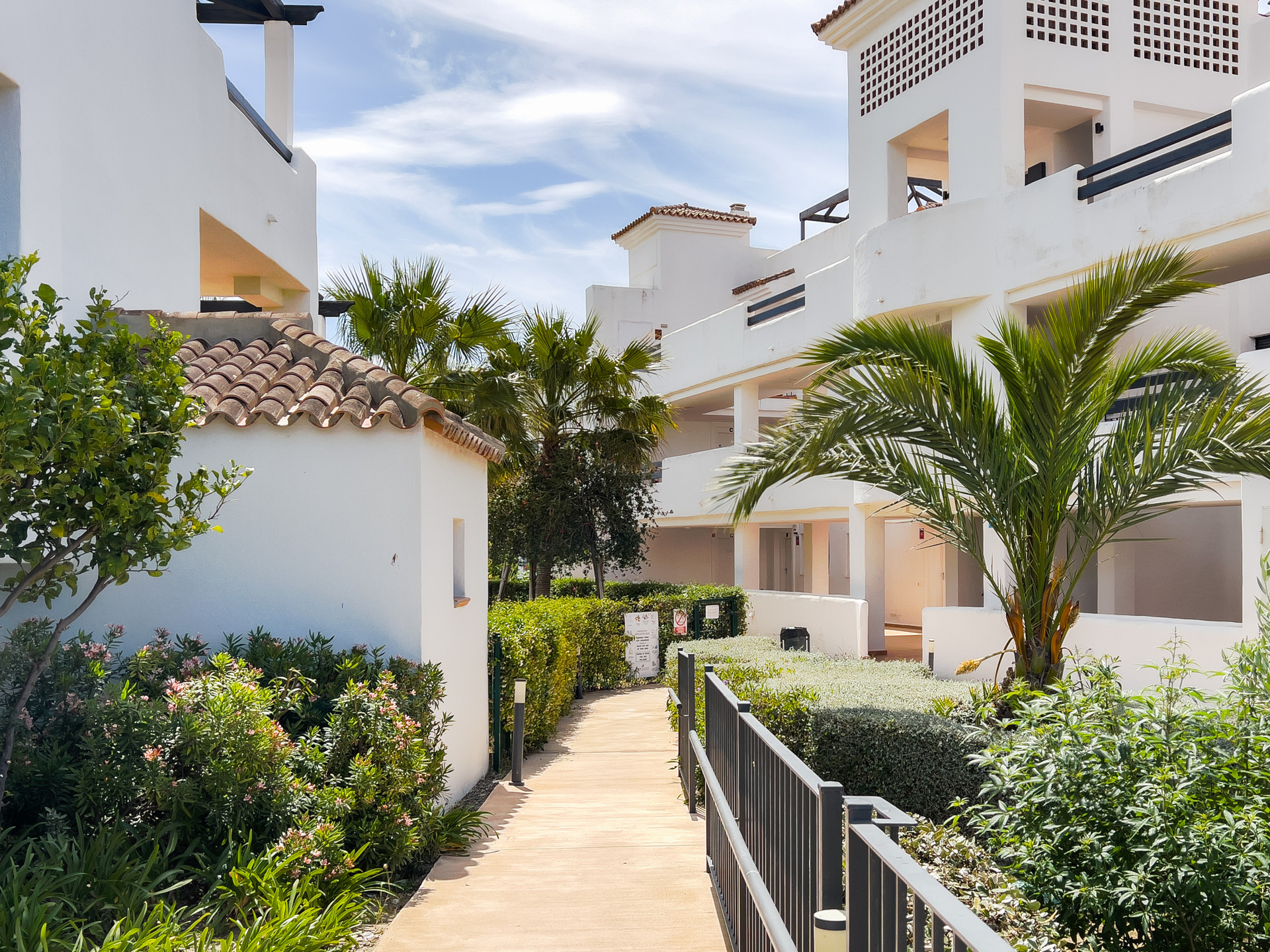 Spectacular penthouse in Golf Doña Julia with sea views, large solarium, terraces, swimming pools and gym. Close to the beach and services.