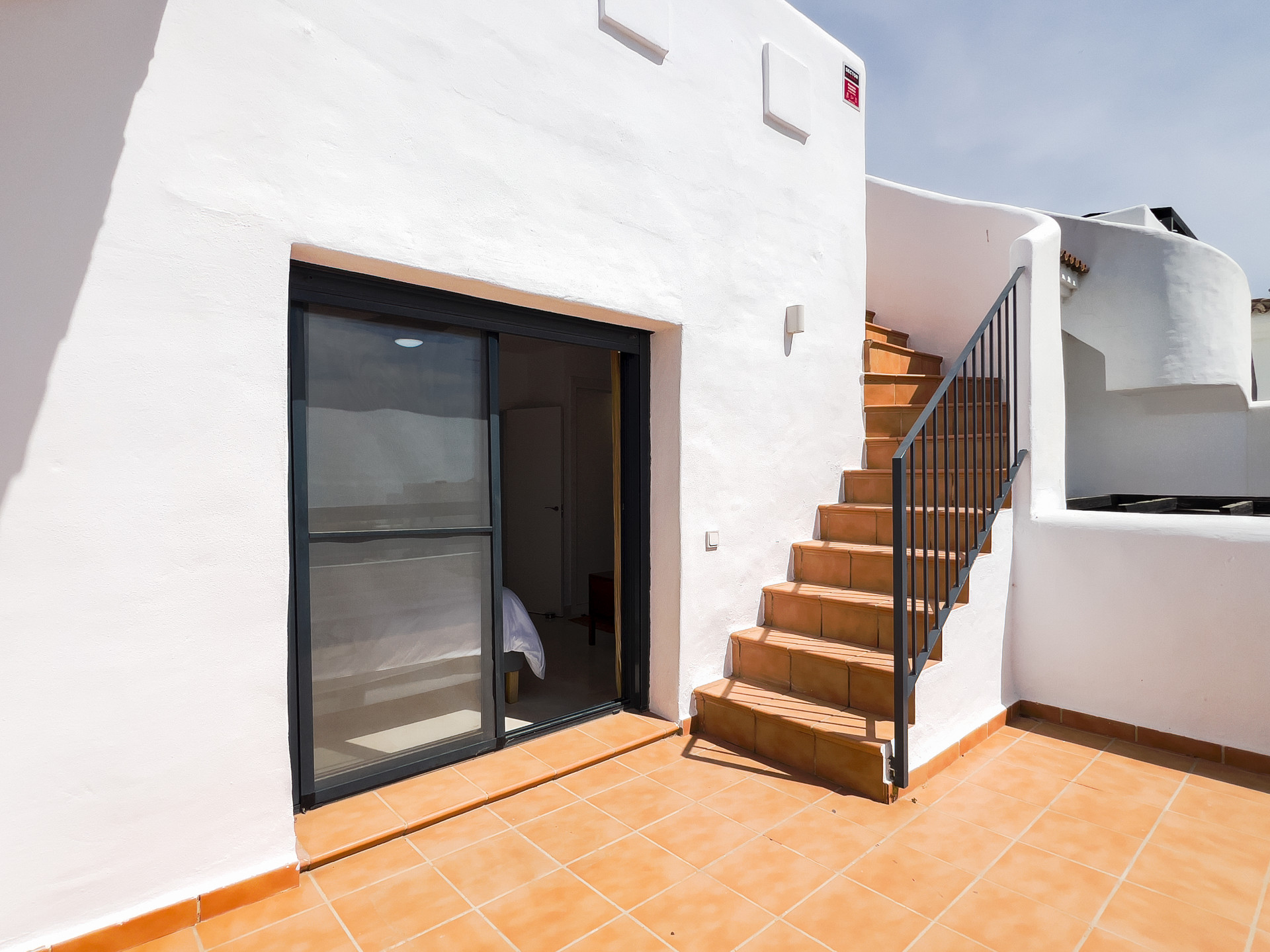 Spectacular penthouse in Golf Doña Julia with sea views, large solarium, terraces, swimming pools and gym. Close to the beach and services.