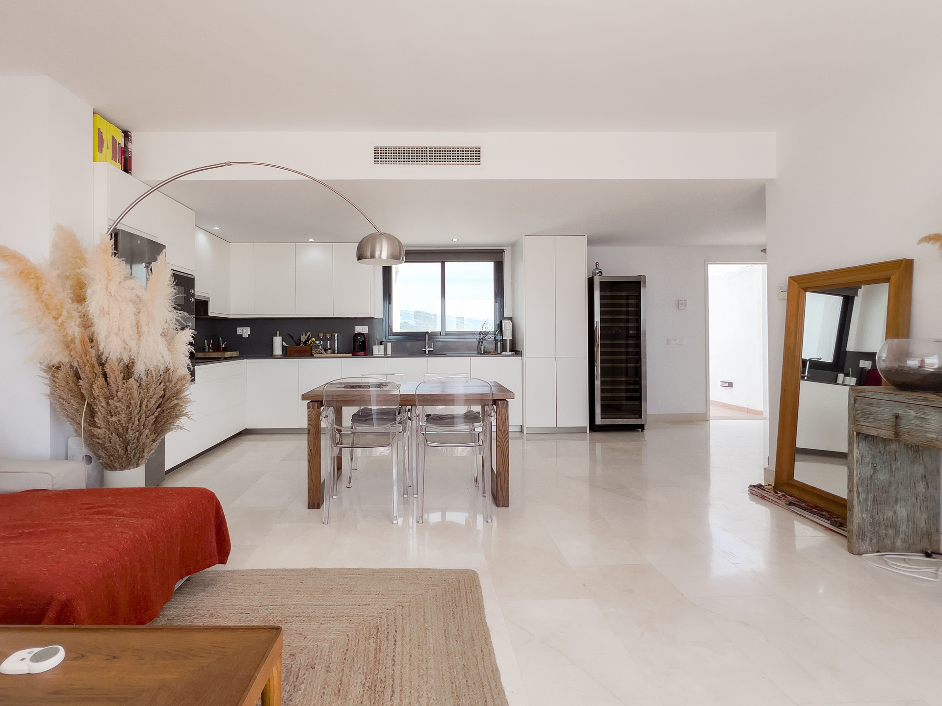 Spectacular penthouse in Golf Doña Julia with sea views, large solarium, terraces, swimming pools and gym. Close to the beach and services.