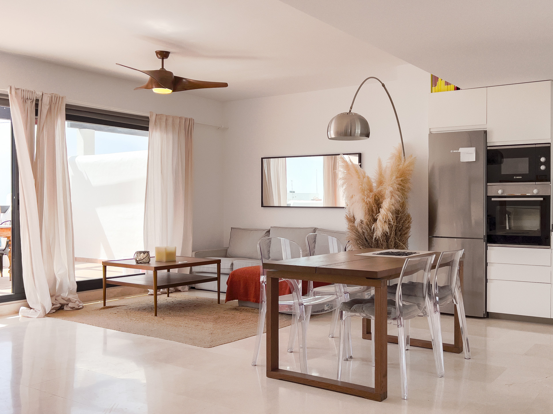 Spectacular penthouse in Golf Doña Julia with sea views, large solarium, terraces, swimming pools and gym. Close to the beach and services.