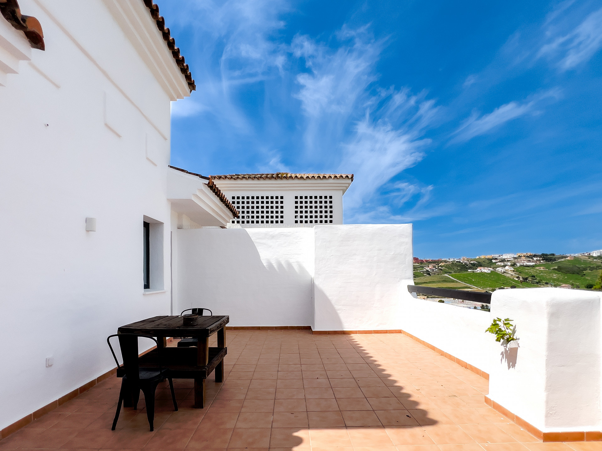 Spectacular penthouse in Golf Doña Julia with sea views, large solarium, terraces, swimming pools and gym. Close to the beach and services.