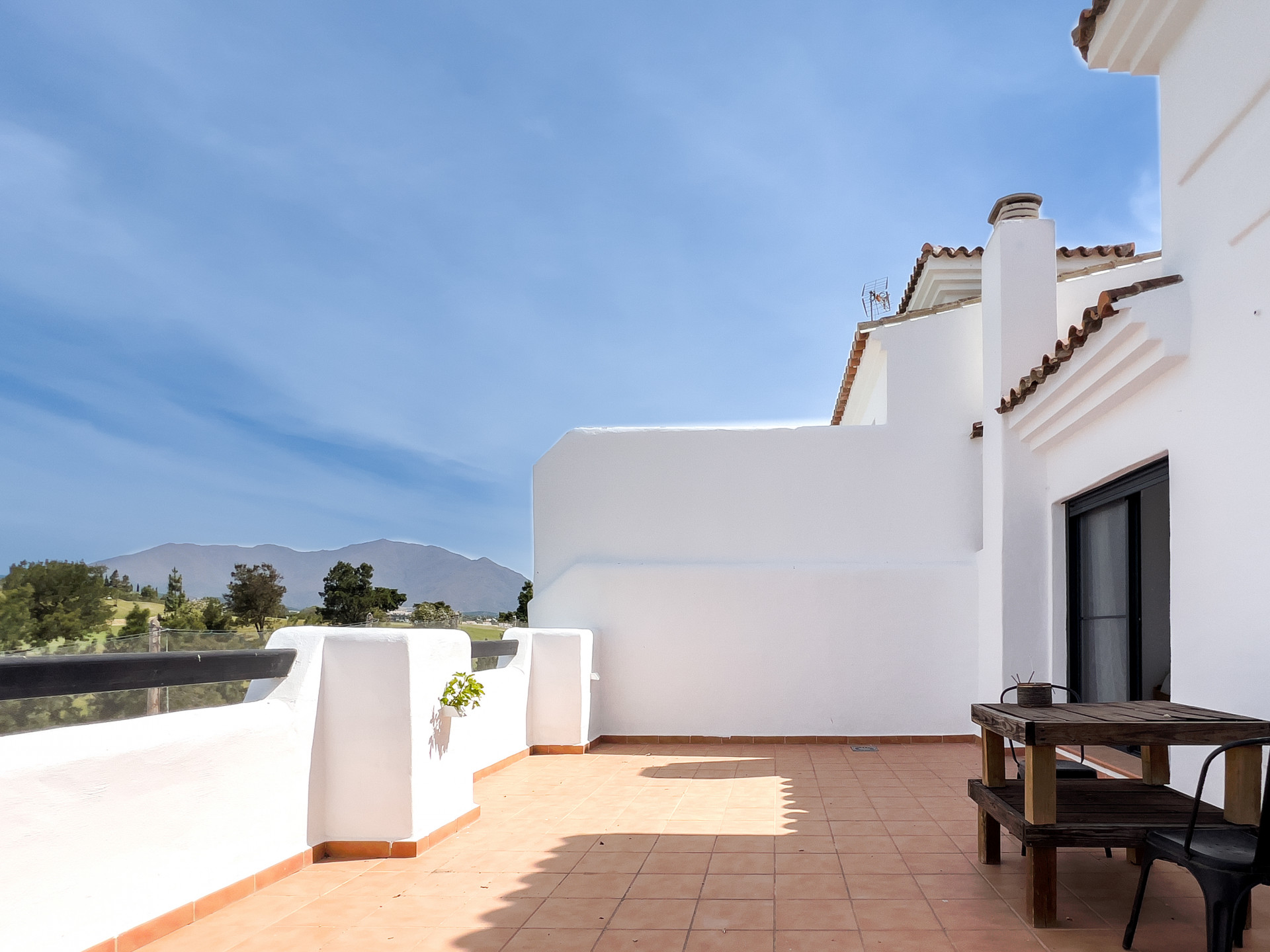 Spectacular penthouse in Golf Doña Julia with sea views, large solarium, terraces, swimming pools and gym. Close to the beach and services.