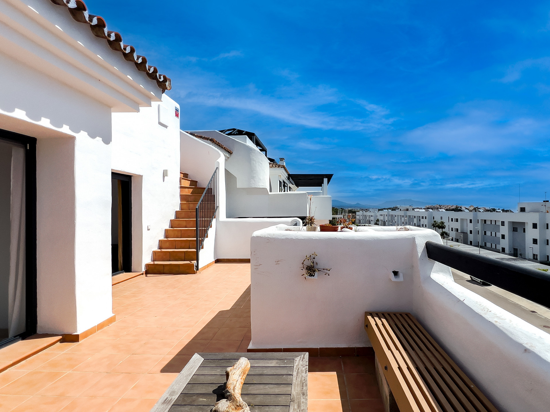 Spectacular penthouse in Golf Doña Julia with sea views, large solarium, terraces, swimming pools and gym. Close to the beach and services.