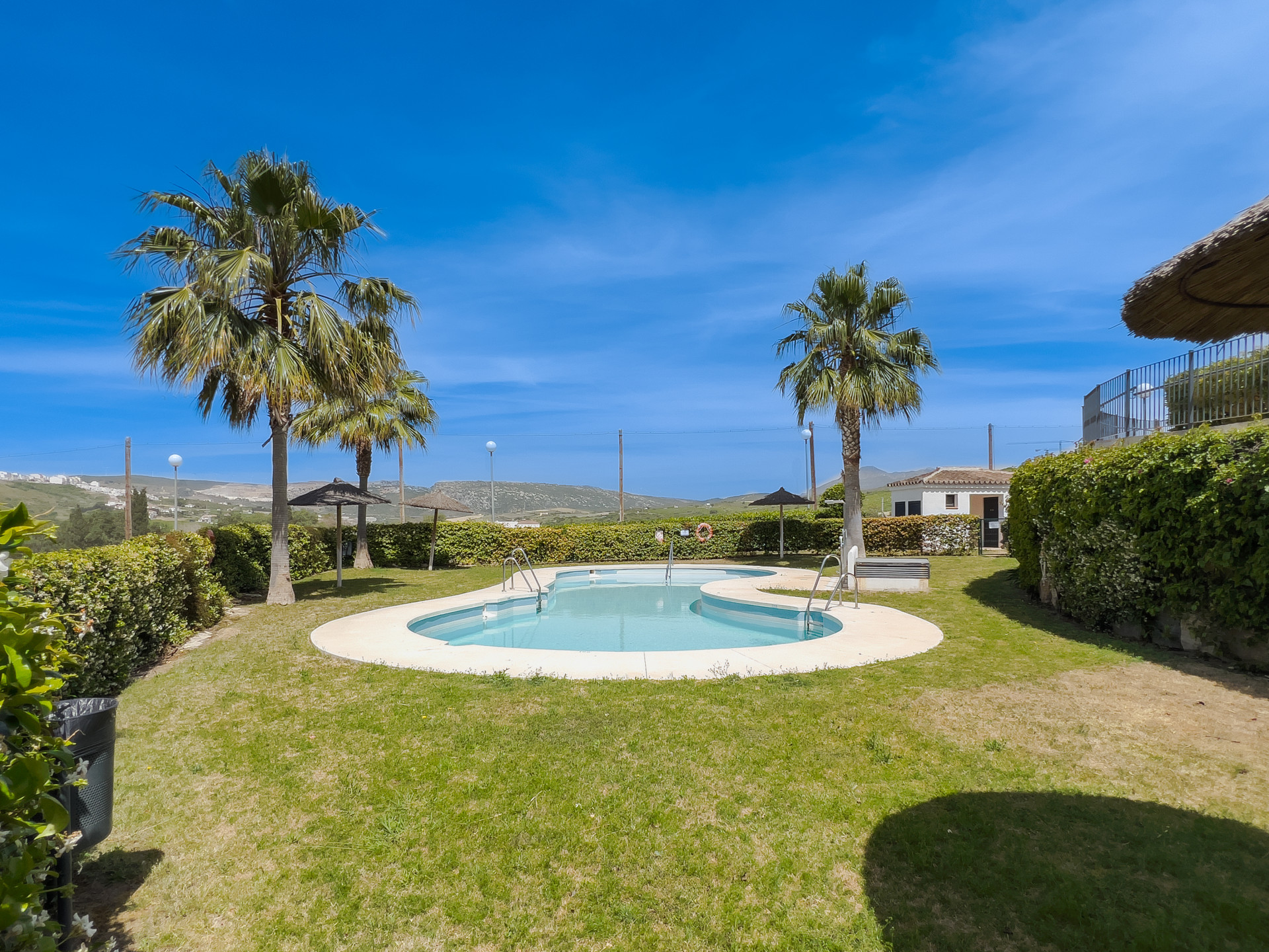 Spectacular penthouse in Golf Doña Julia with sea views, large solarium, terraces, swimming pools and gym. Close to the beach and services.
