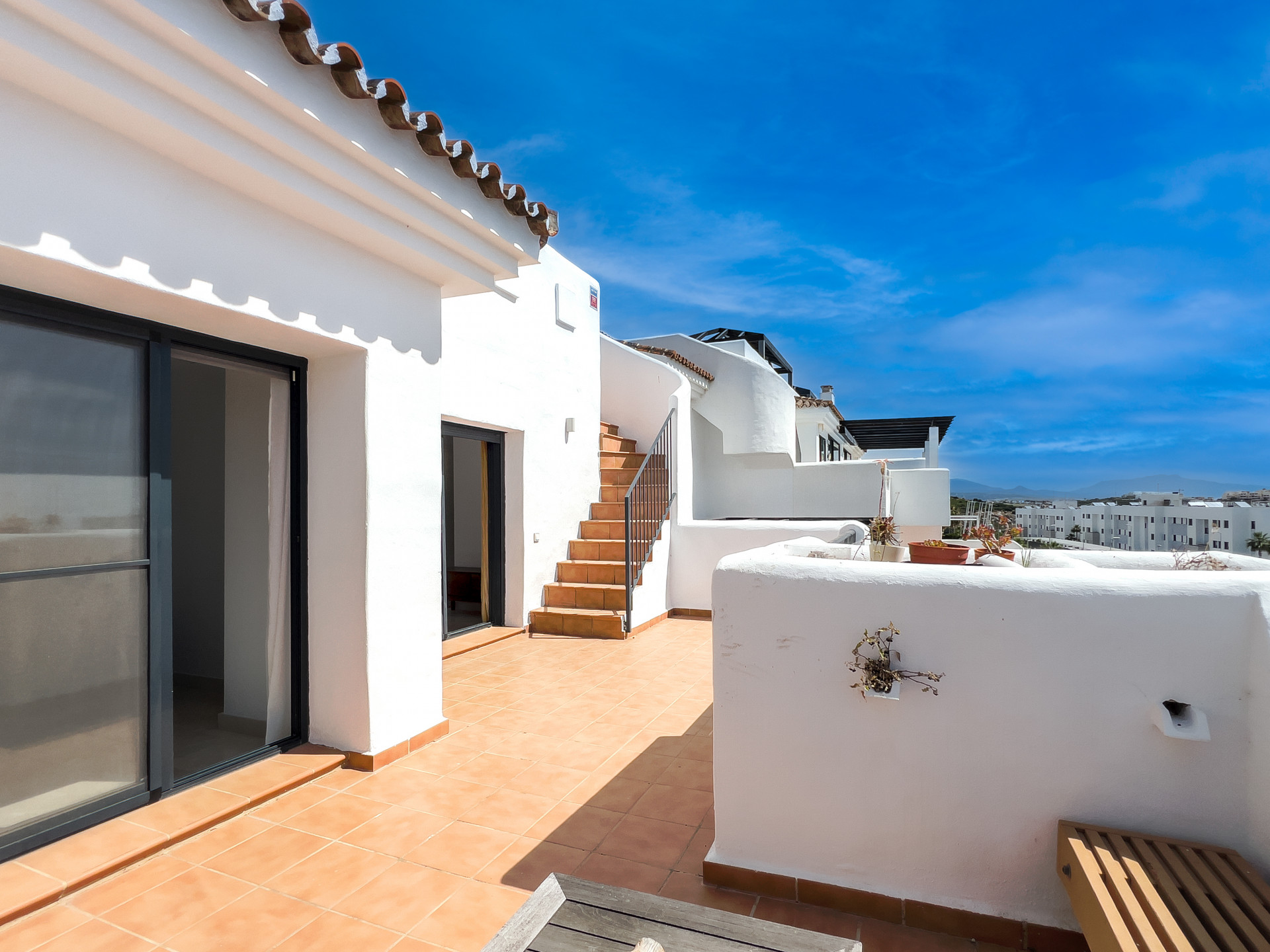 Spectacular penthouse in Golf Doña Julia with sea views, large solarium, terraces, swimming pools and gym. Close to the beach and services.