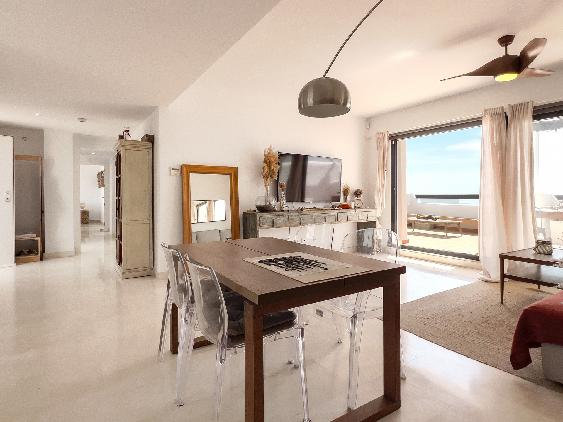 Spectacular penthouse in Golf Doña Julia with sea views, large solarium, terraces, swimming pools and gym. Close to the beach and services.