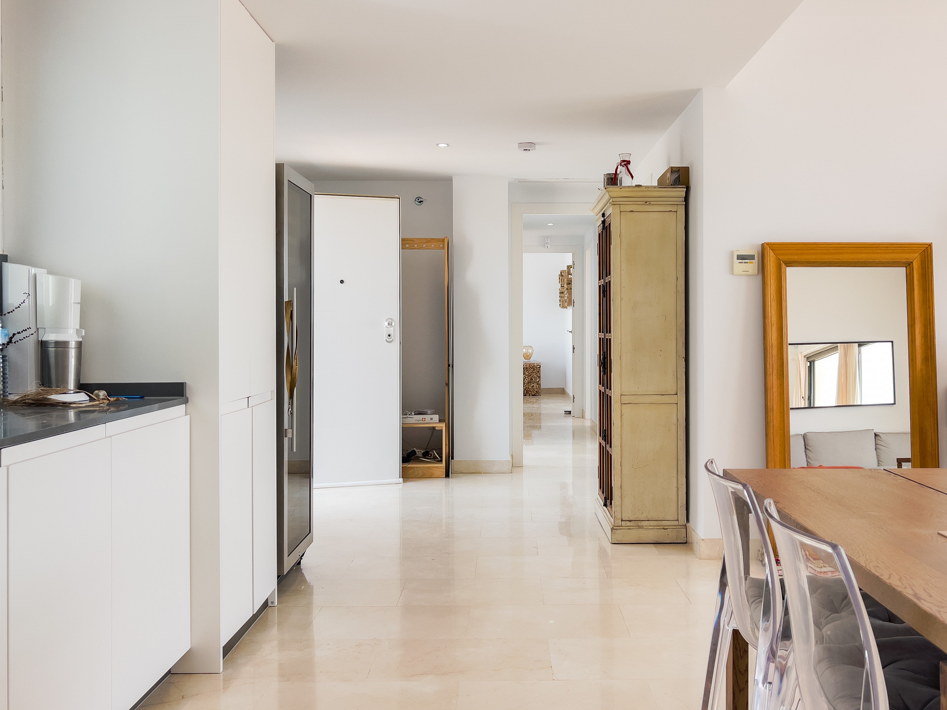 Spectacular penthouse in Golf Doña Julia with sea views, large solarium, terraces, swimming pools and gym. Close to the beach and services.