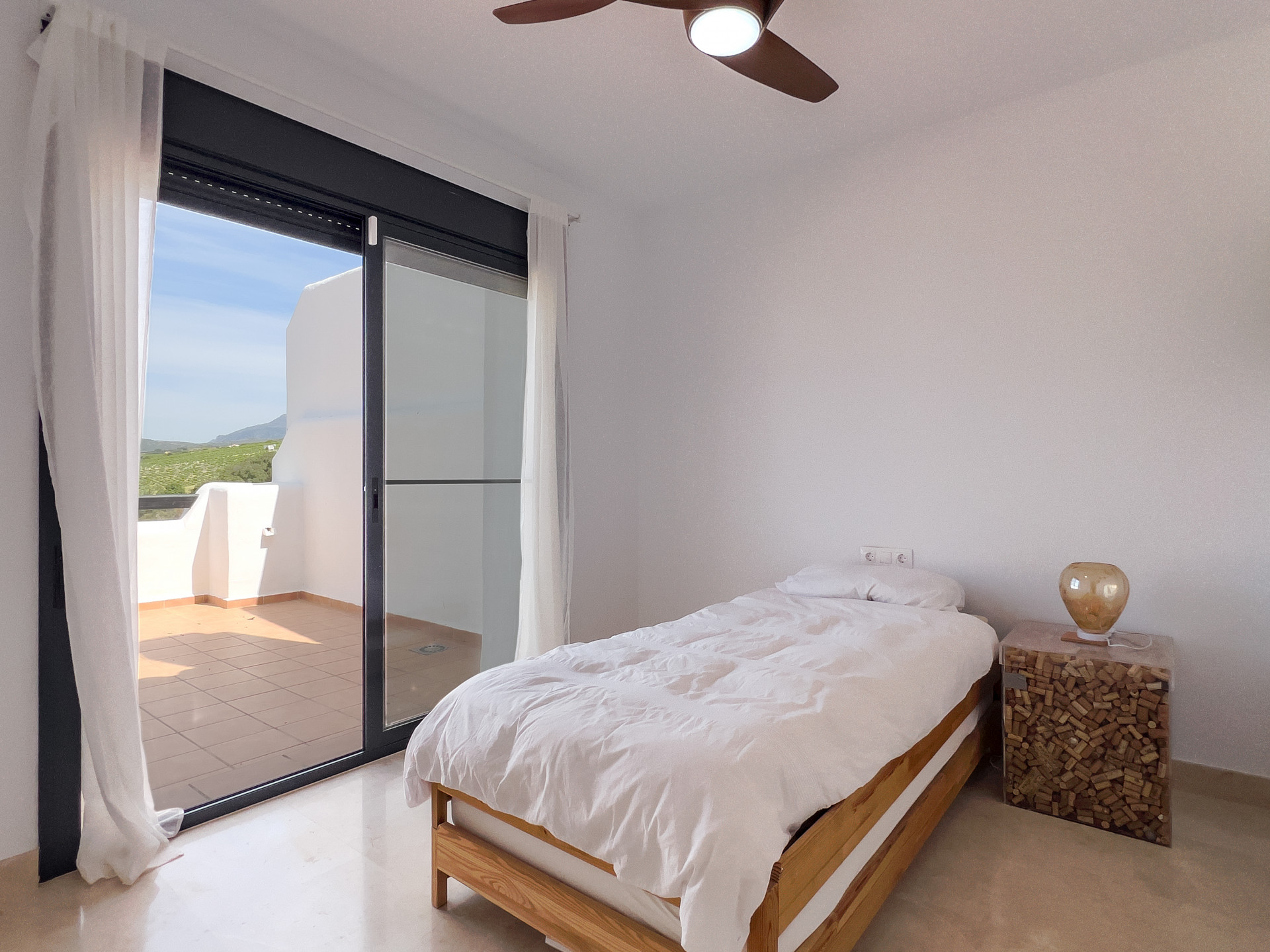 Spectacular penthouse in Golf Doña Julia with sea views, large solarium, terraces, swimming pools and gym. Close to the beach and services.