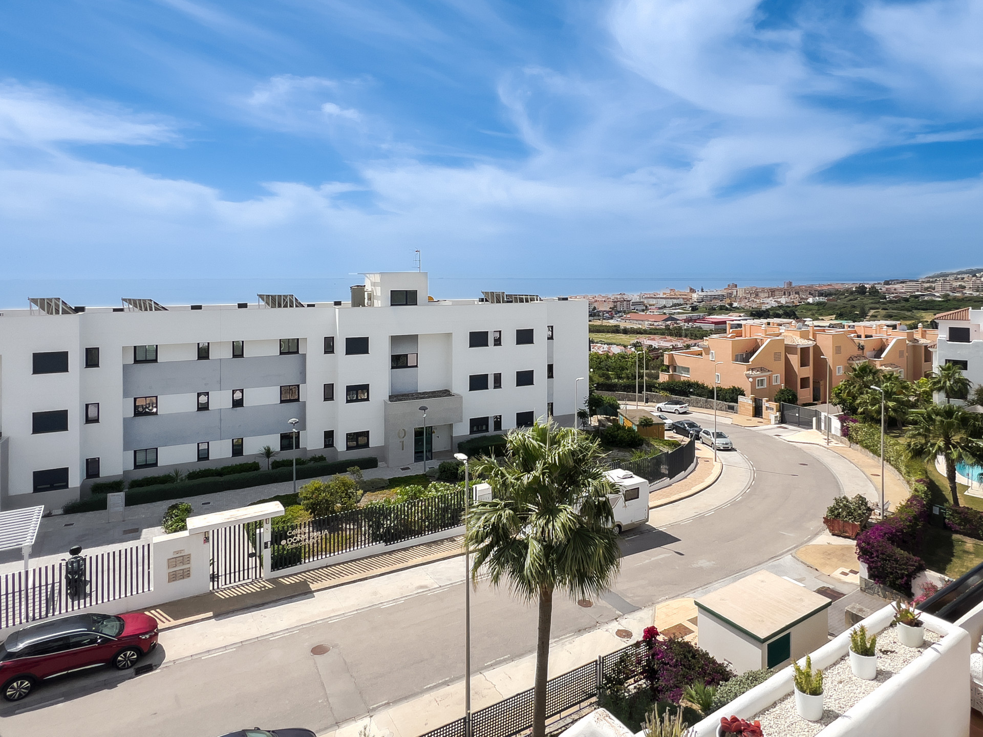 Spectacular penthouse in Golf Doña Julia with sea views, large solarium, terraces, swimming pools and gym. Close to the beach and services.