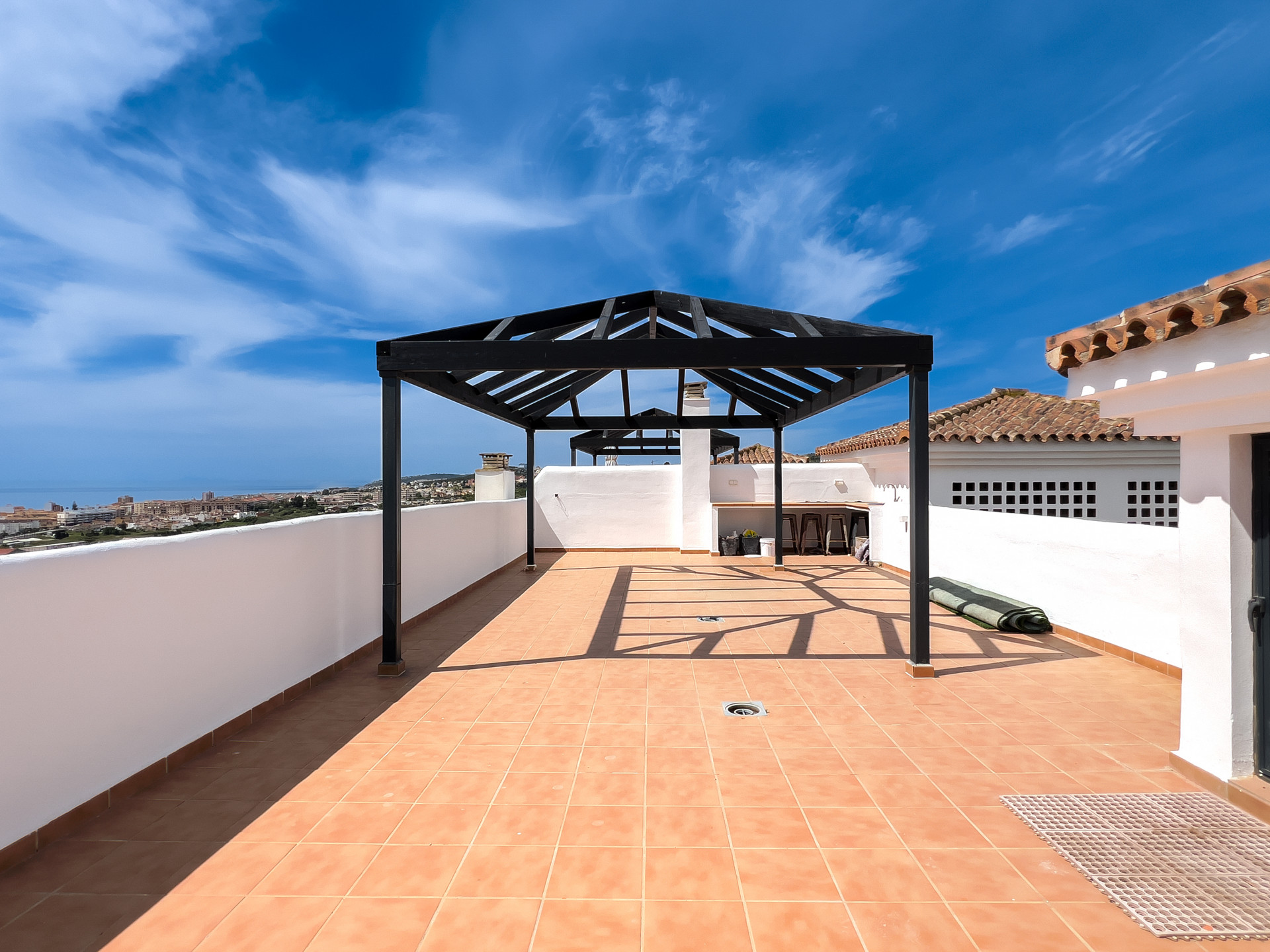 Spectacular penthouse in Golf Doña Julia with sea views, large solarium, terraces, swimming pools and gym. Close to the beach and services.